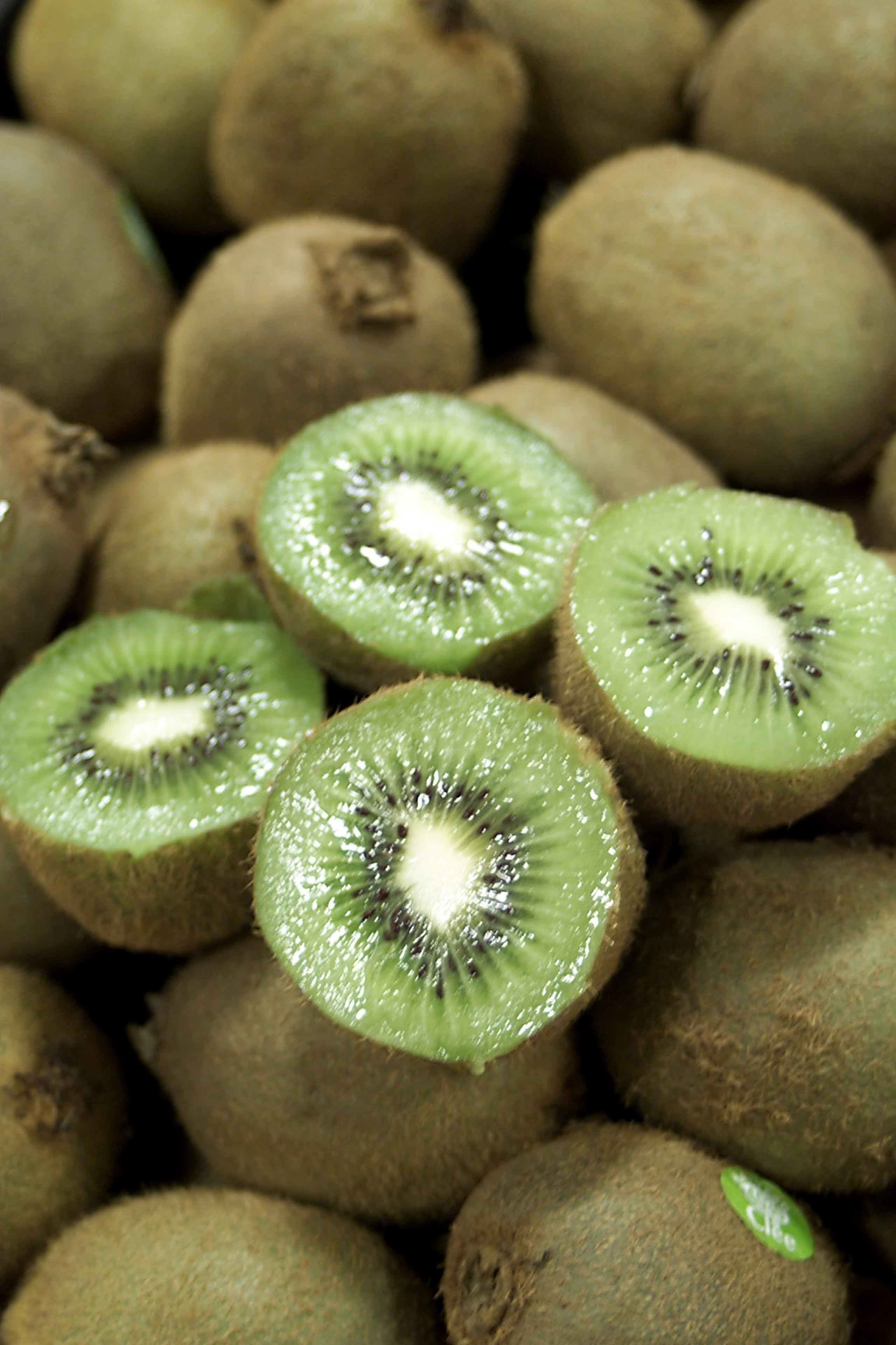 Los beneficios del kiwi radican en su alto contenido de antioxidantes, de vitamina C y componentes fenólicos y carotenoides que promueven la buena salud.