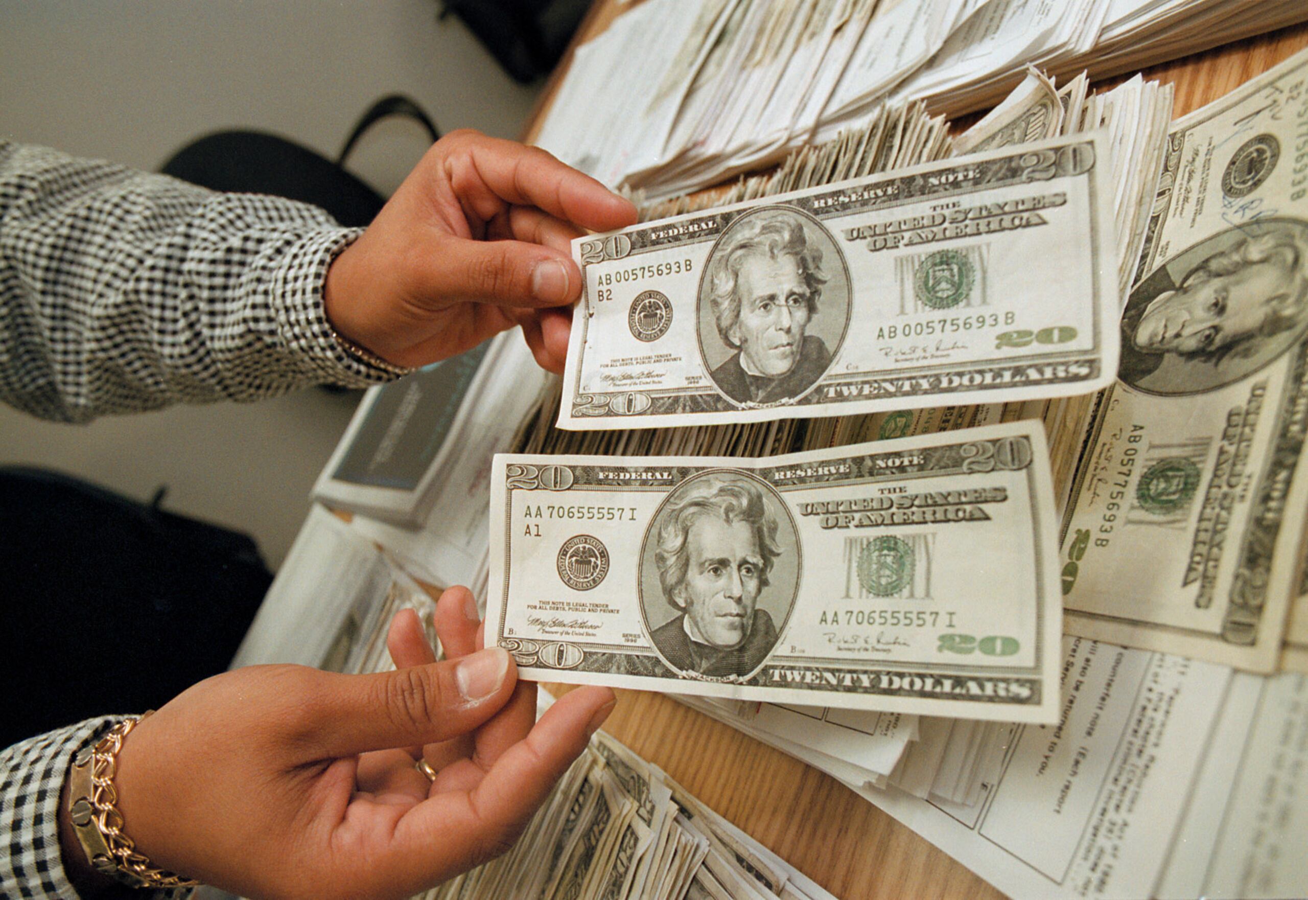 Los agentes hallaron 75 cajas de billetes falsos al registrar un apartamento y dos sedes corporativas.