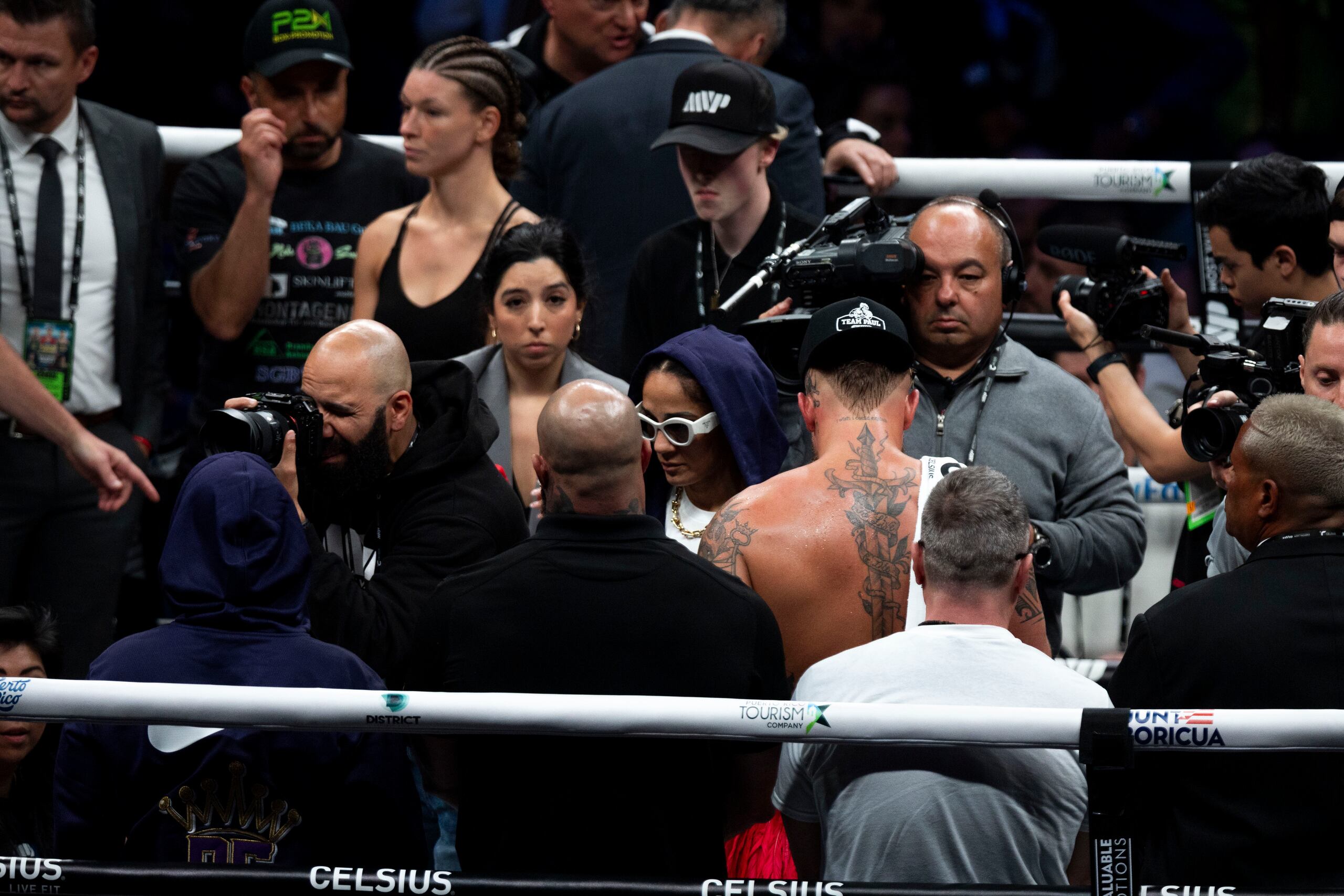 Amanda Serrano luce decepcionada tras anunciar al público que no podría pelear contra Nina Meinka tras sufrir una lesión en un ojo antes de comenzar el combate de campeonato.