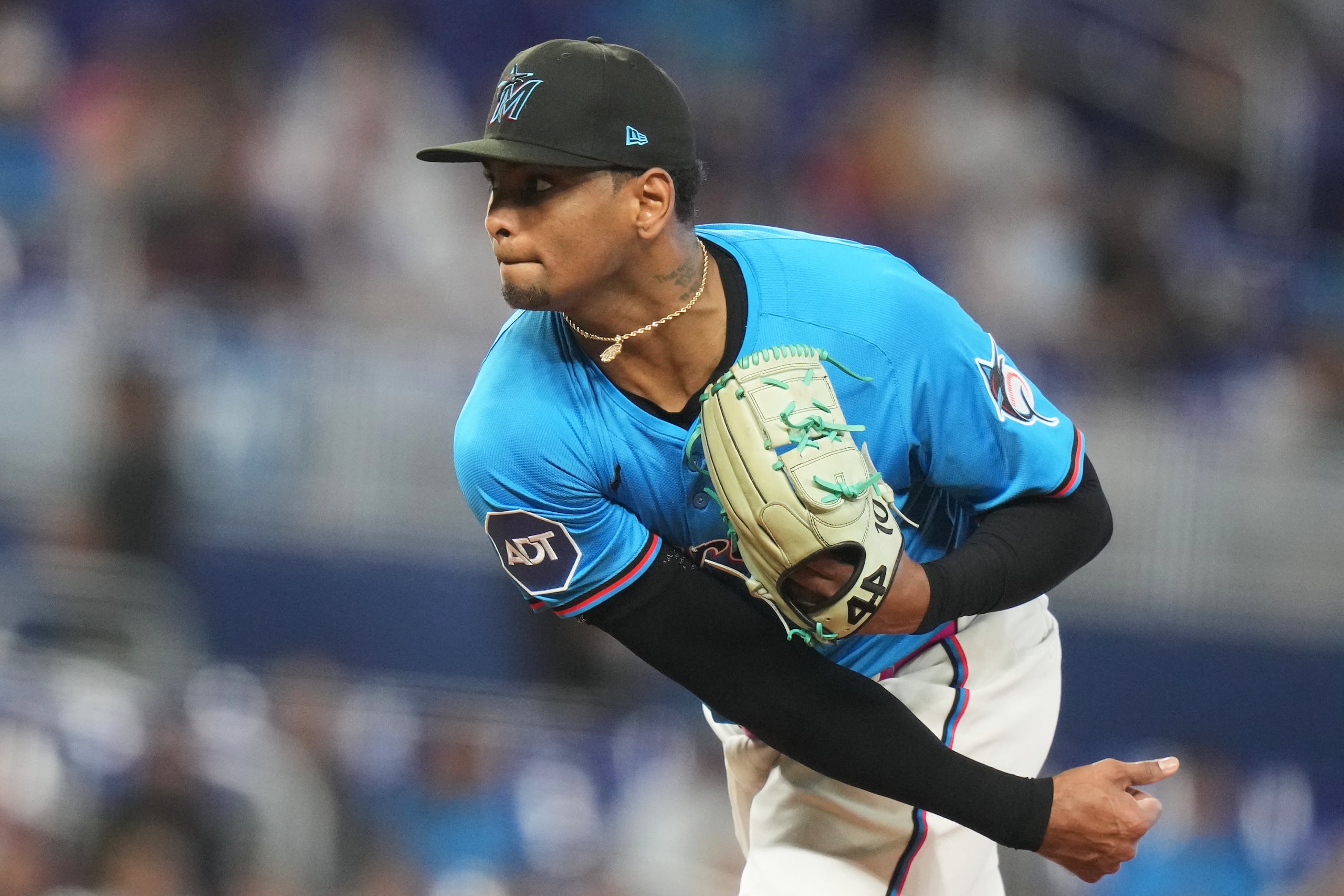 El dominicano Edward Cabrera, de los Marlins de Miami, lanza en un duelo ante los Mets de Nueva York, el 28 de septiembre de 2025.