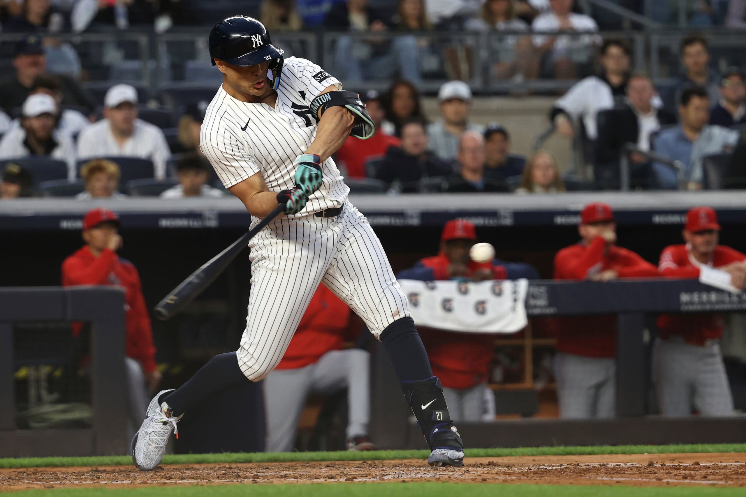Giancarlo Stanton, de los Yankees de Nueva York, batea un sencillo durante la cuarta entrada del juego de béisbol de Grandes Ligas frente a los Angelinos de Los Ángeles, el lunes 16 de junio de 2025, en Nueva York. (AP Foto/Pamela Smith)