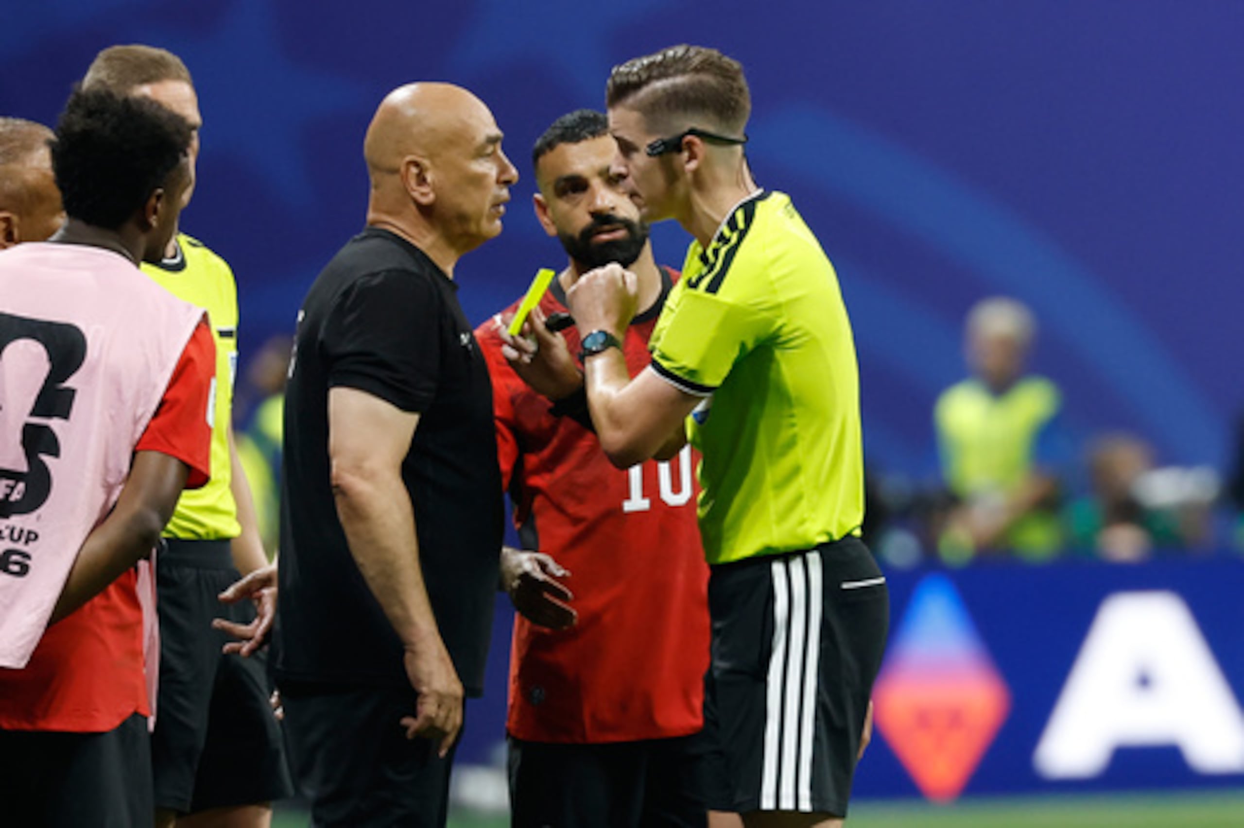 El seleccionador de Egipto, Hossam Hassan, es amonestado por el árbitro francés François Letexier durante el partido contra Argentina correspondiente a los octavos de final del Mundial, el martes 7 de julio de 2026. (Foto AP/Erik S. Lesser)
