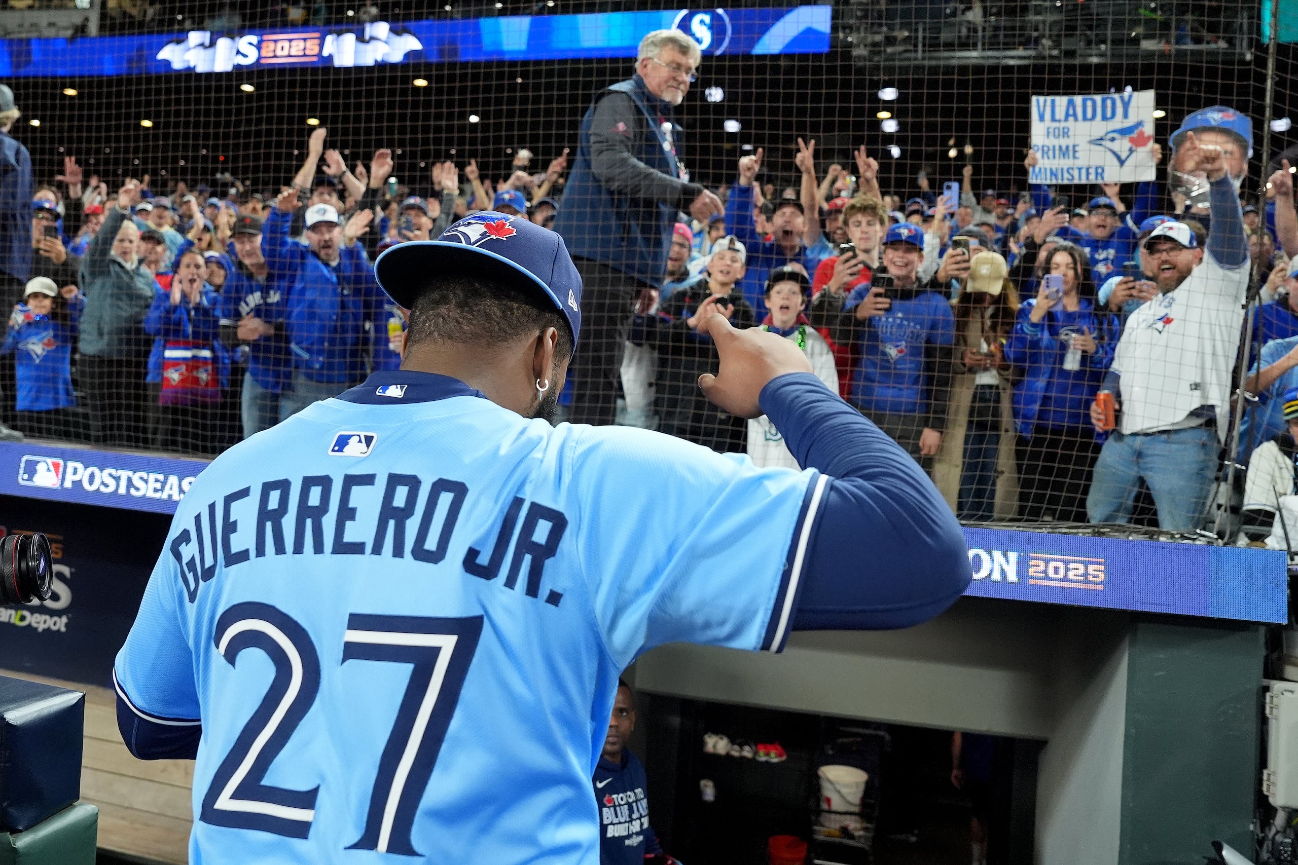 El dominicano Vladimir Guerrero Jr. de los Blue Jays de Toronto, agradece al público al final del cuarto juego de la Serie de Campeonato de la Liga Americana.