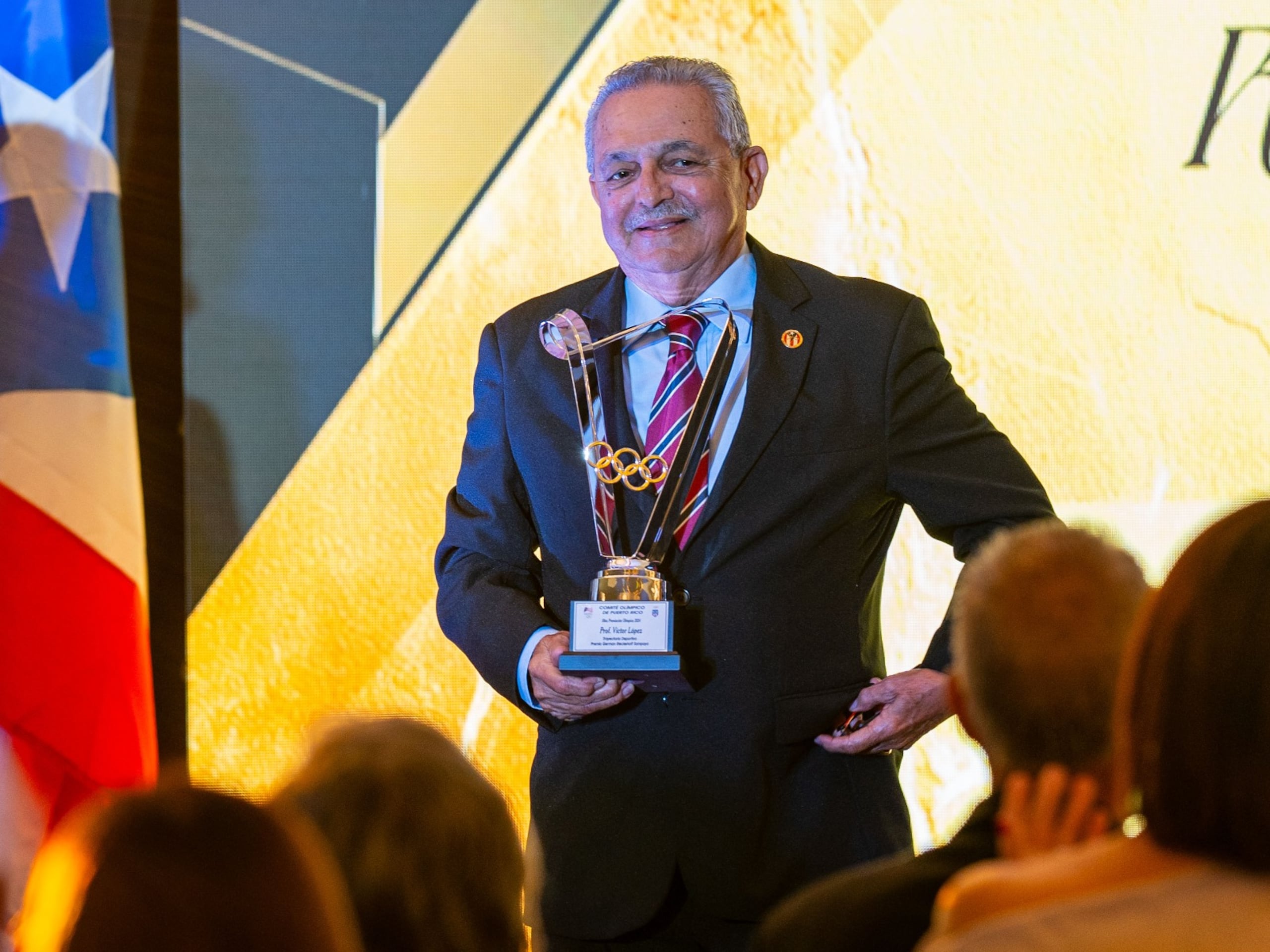 Víctor López recibe el premio Germán Rieckehoff Sampayo