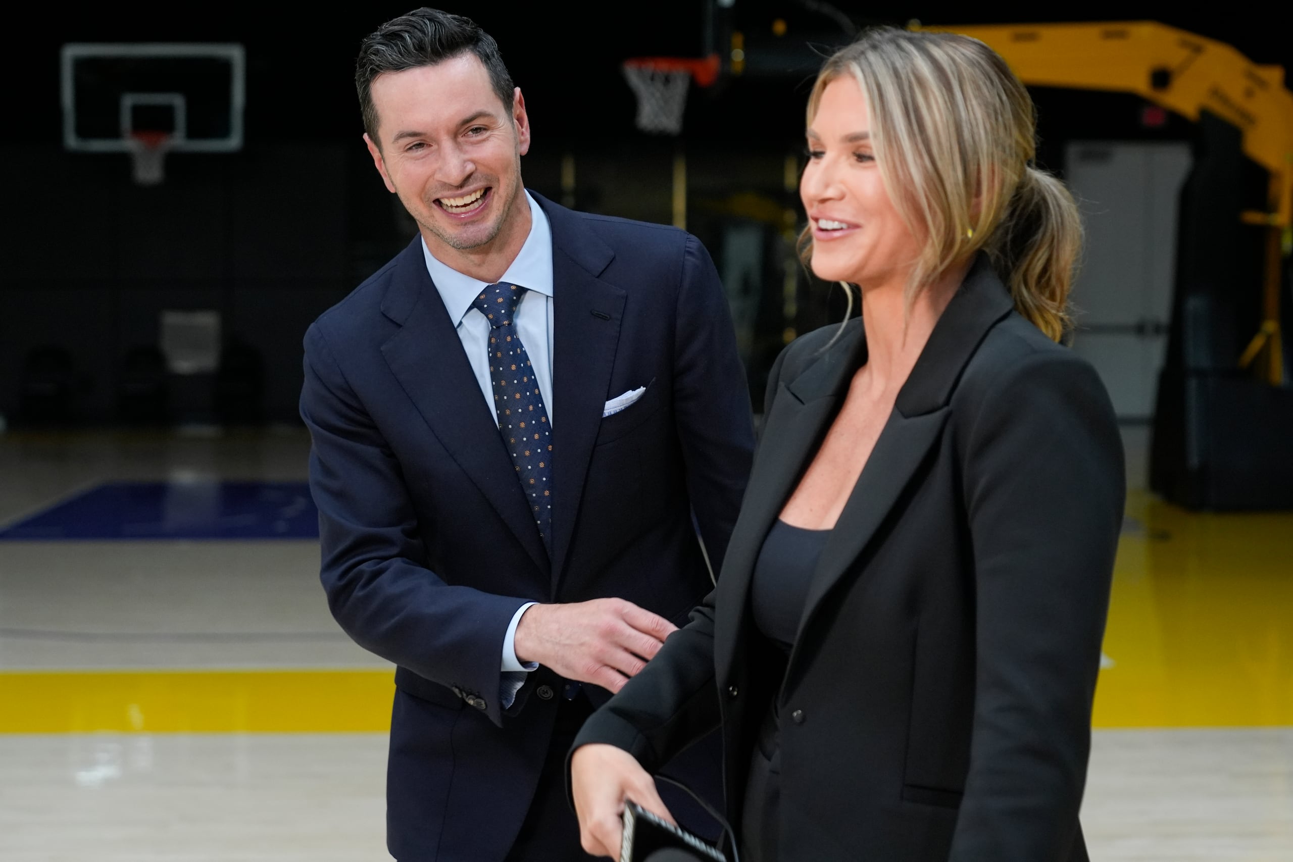 JJ Redick sonríe luego de introducir una entrevista pasada su presentación como nuevo entrenador de los Lakers.