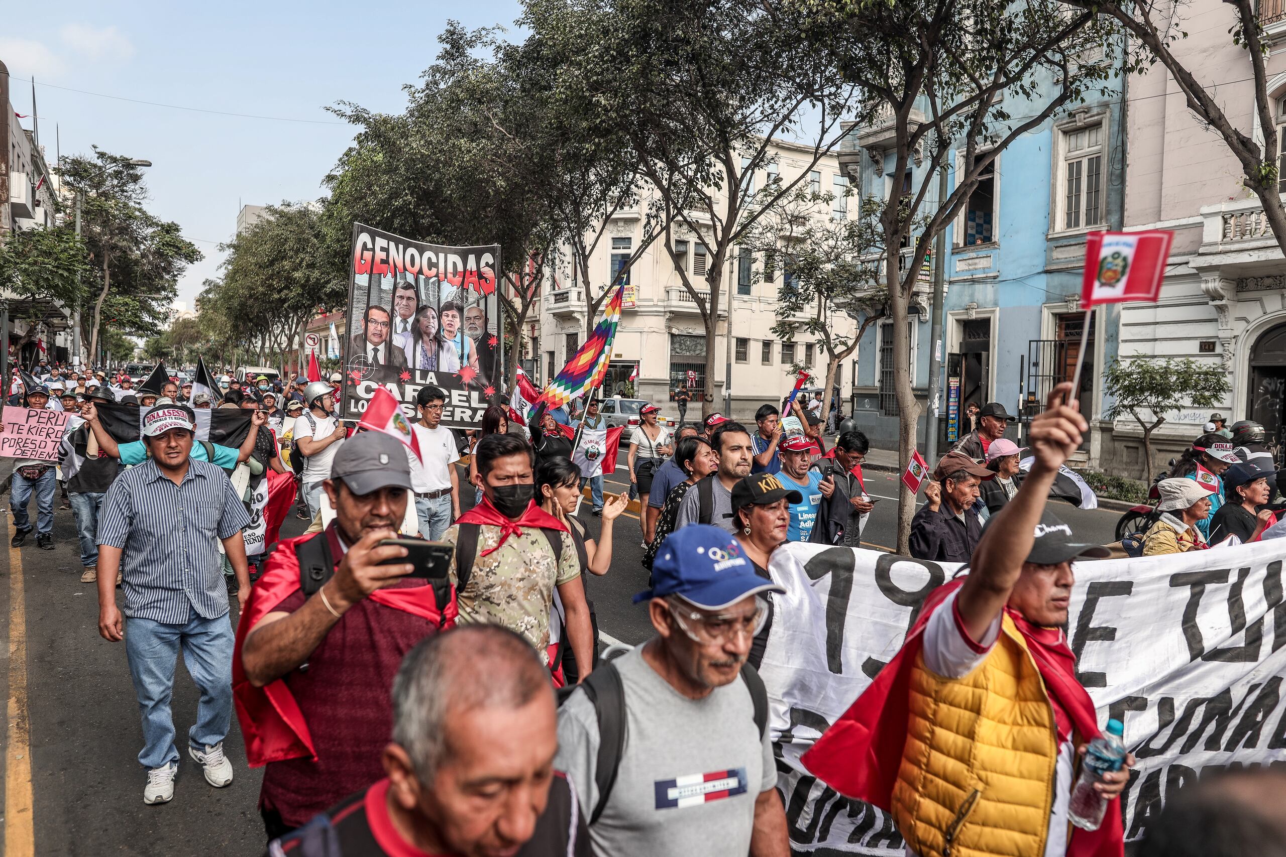 Manifestantes marchan para reclamar la renuncia de la presidenta Dina Boluarte y el cierre del Congreso hoy, en Lima, Perú. (EFE/Aldair Mejía)