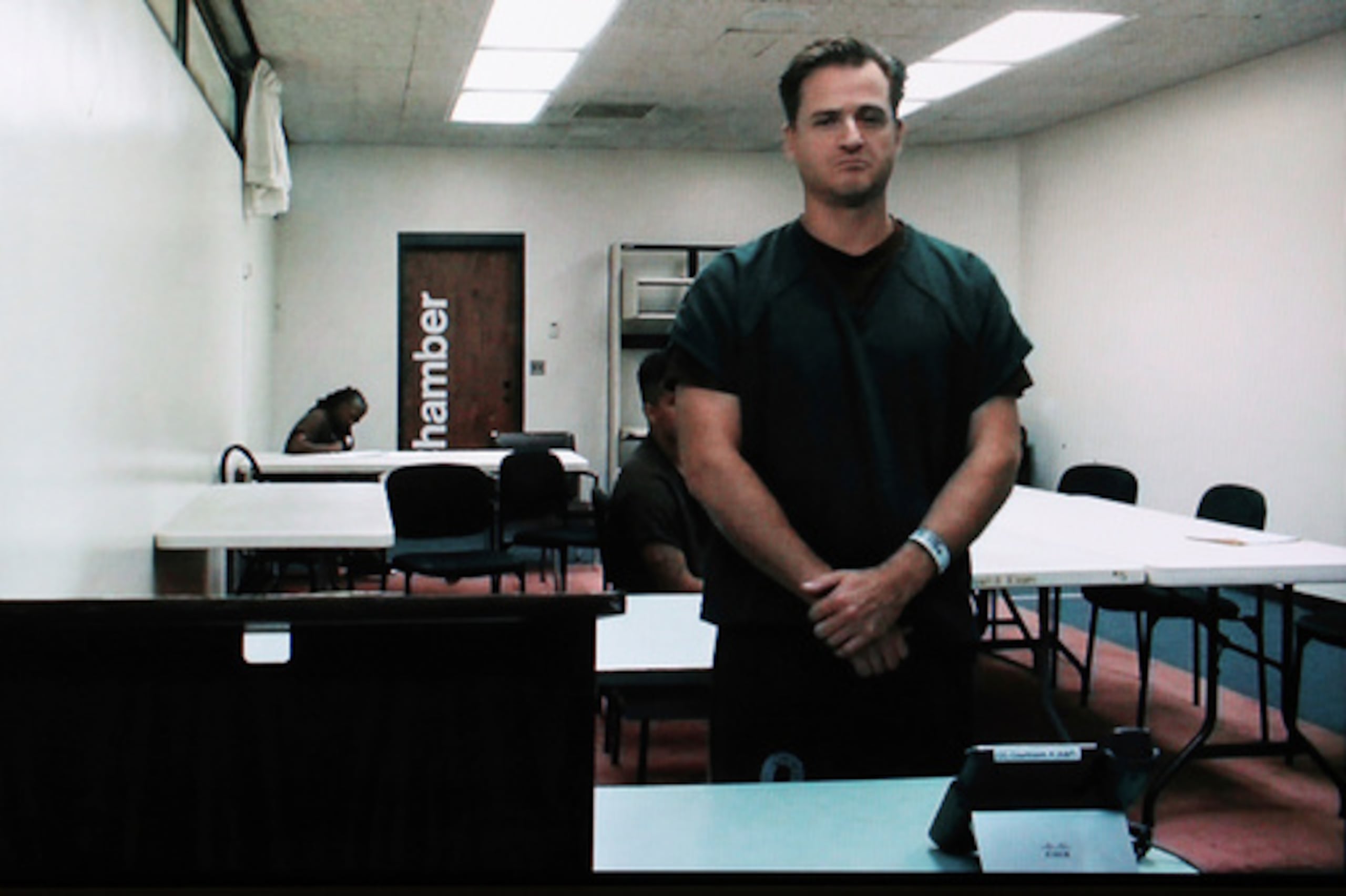 ARCHIVO - El médico hawaiano Gerhardt Konig comparece ante un juez a través de vídeo durante una audiencia de lectura de cargos tras ser acusado de intentar matar a su esposa, el 7 de abril de 2025, en Honolulu. (AP Photo/Marco Garcia, Archivo)