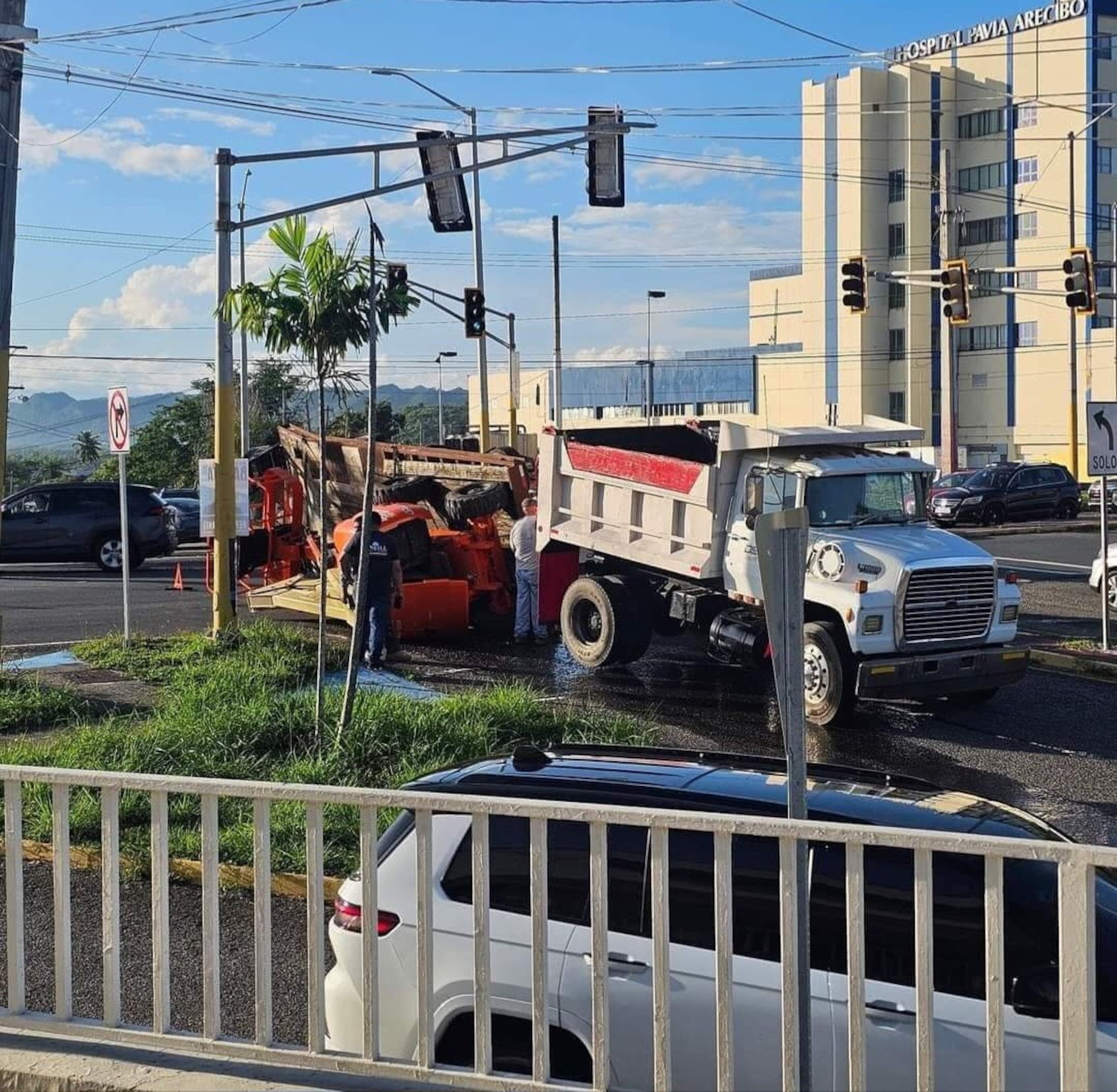 Accidente en la carretera PR-129, frente a la sucursal del Banco Popular, con el arrastre de un camión volcado.