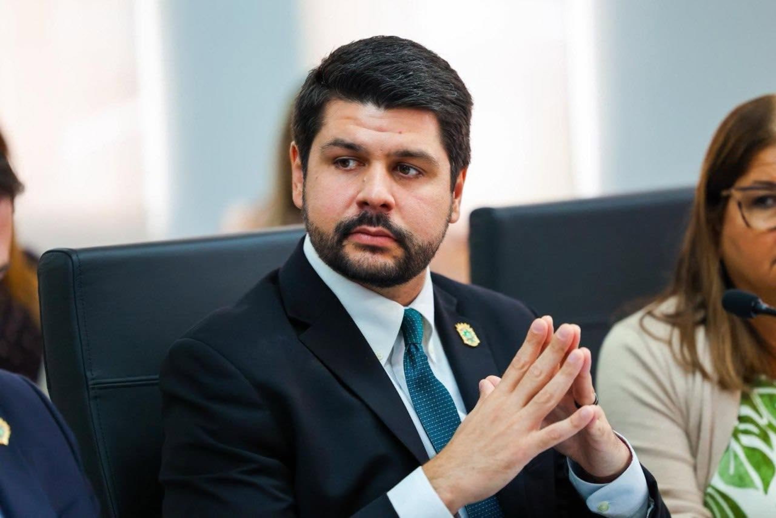 Carlos Ríos Pierluisi posee un bachillerato en Bioquímica de Villanova University, un juris doctor de la Escuela de Derecho de la Universidad de Puerto Rico y una maestría en Derecho de Georgetown University.
