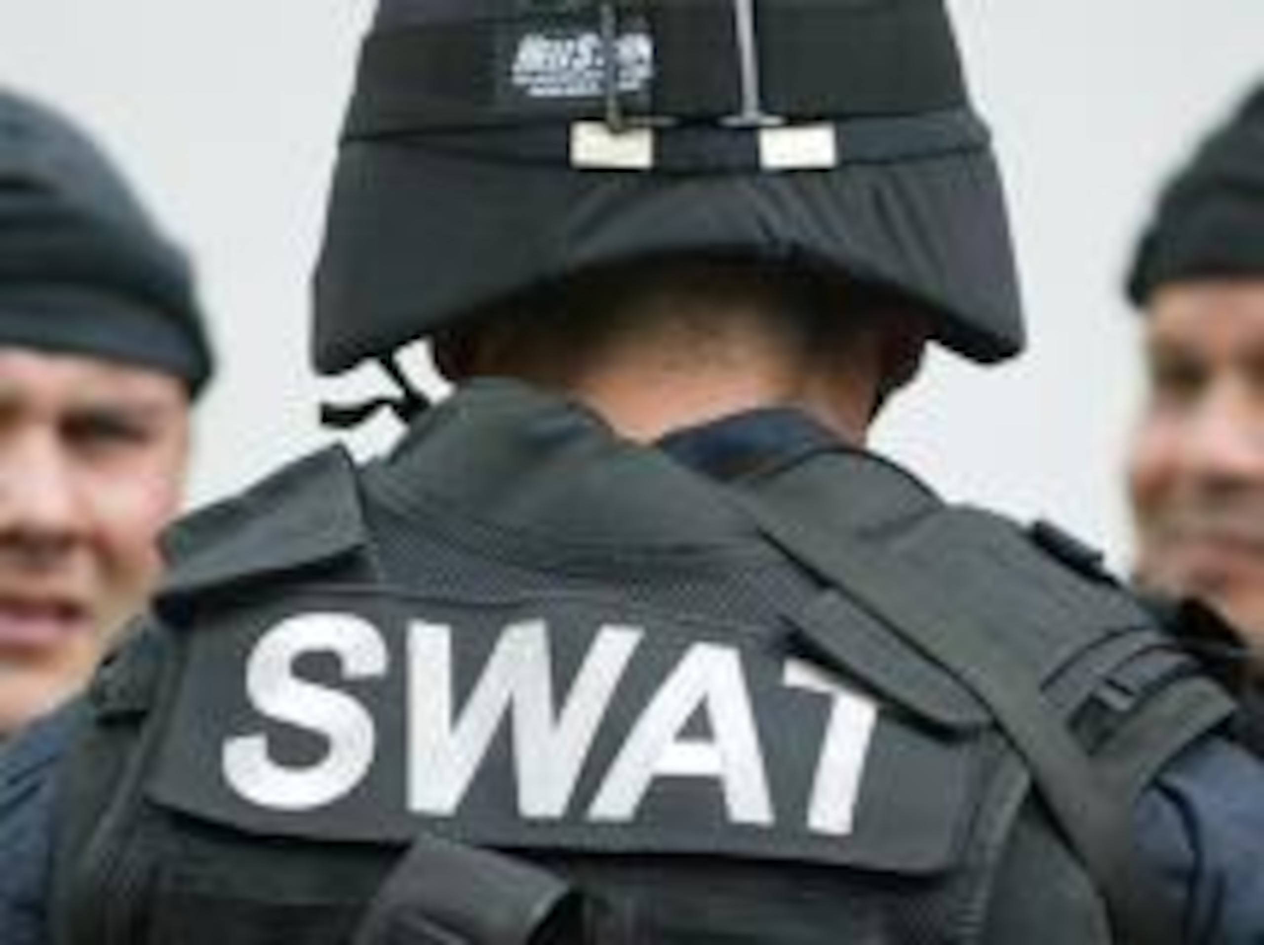 Un agente de SWAT resultó con una herida punzante en un hombro.