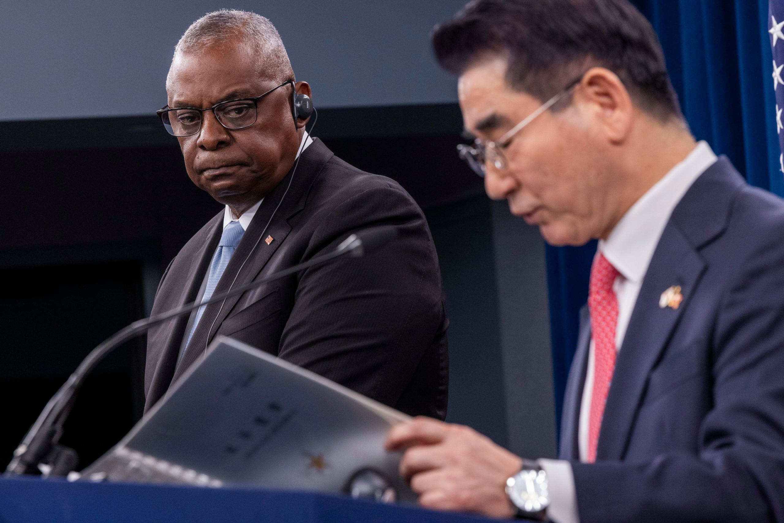 El secretario de Defensa de Estados Unidos, Lloyd Austin, observa mientras el ministro de Defensa de Corea del Sur, Kim Yong Hyun, pronuncia comentarios durante una conferencia de prensa conjunta en el Pentágono en Arlington, Virginia, EE. UU.