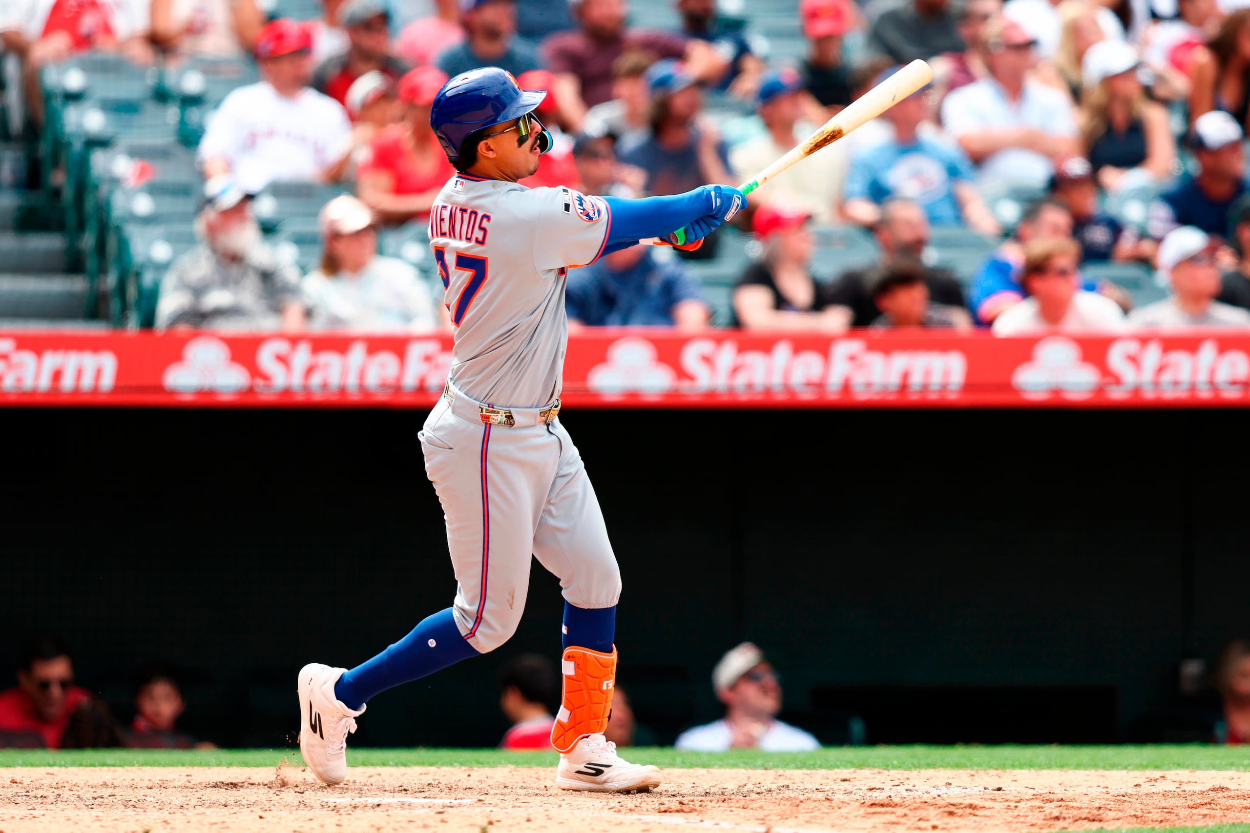 Mark Vientos, de los Mets de Nueva York, observa el vuelo de la pelota de su cuadrangular durante la octava entrada del juego de béisbol de Grandes Ligas contra los Angels de Los Ángeles, el domingo 3 de mayo de 2026, en Anaheim, California. (AP Foto/Jessie Alcheh)