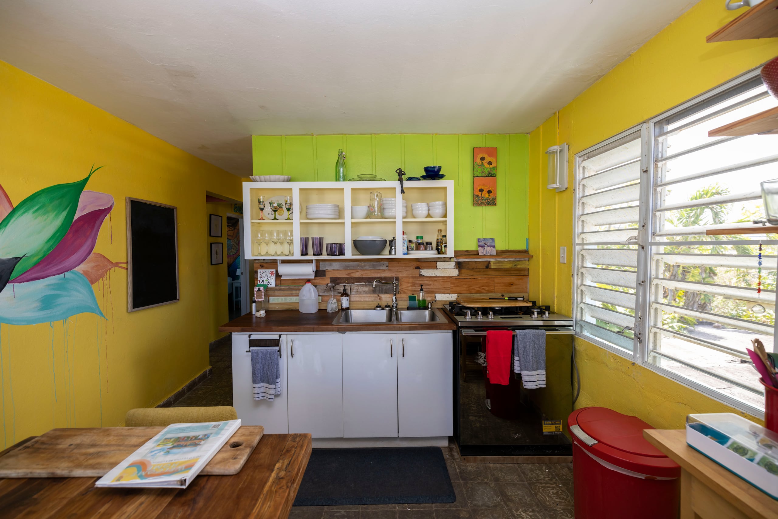El hogar de tres pisos cuenta con dos apartamentos de dos habitaciones y un apartamento de cuatro habitaciones, disponibles para alquiler.