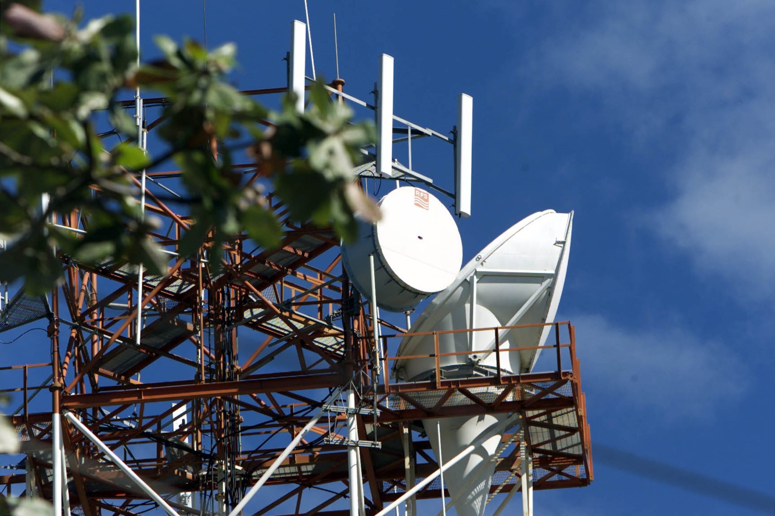 La interrupción en el servicio de telefonía se adjudicó a la falta de energía eléctrica y no a alguna avería en las antenas o torres como consecuencia del terremoto de 6.4. (GFR Media)