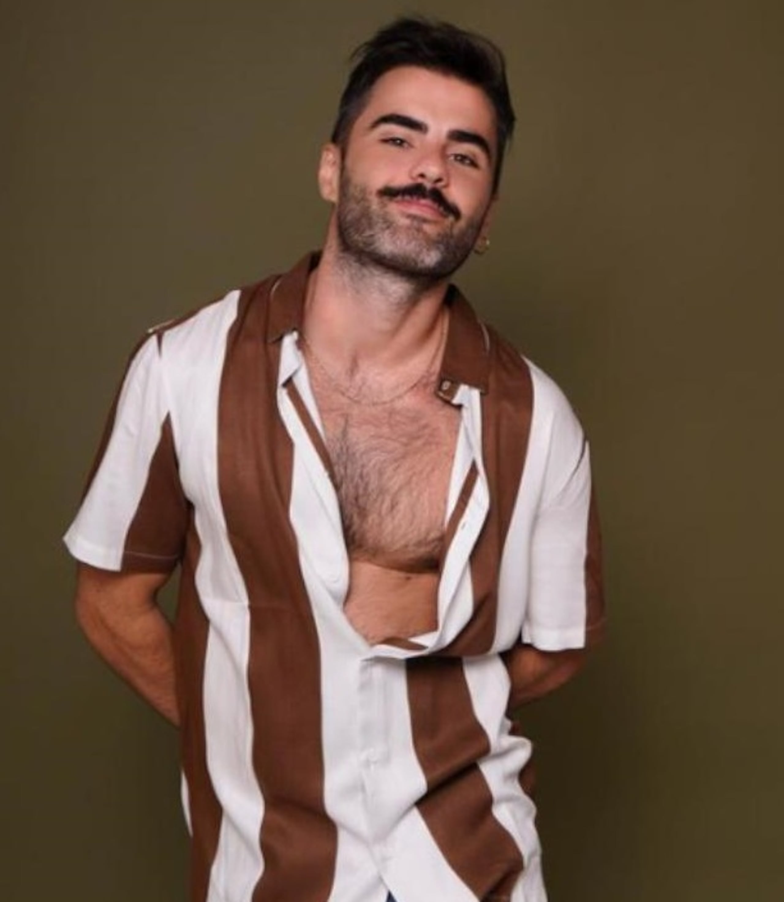 Se menciona que Clavijo habría caído desde un cuarto piso durante una acción relacionada con la presentación de una bebida alcohólica por parte de los integrantes de la banda RBD.