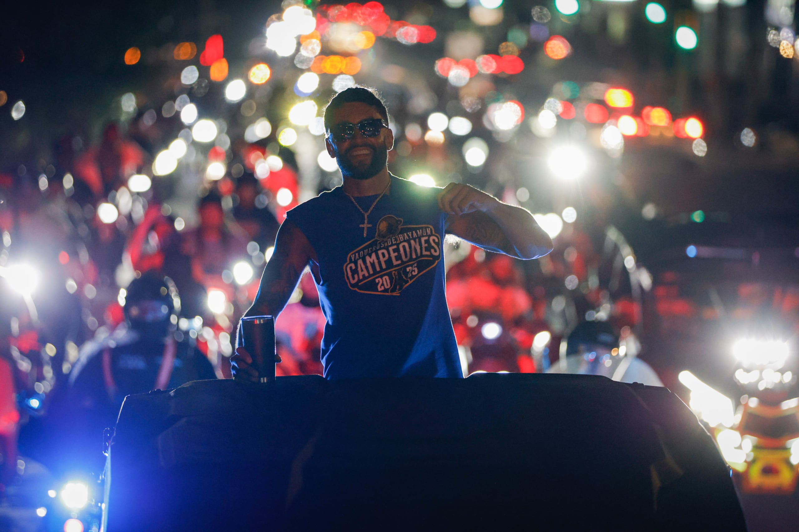 Javier Mojica durante la caravana de campeones de los Vaqueros de Bayamón.