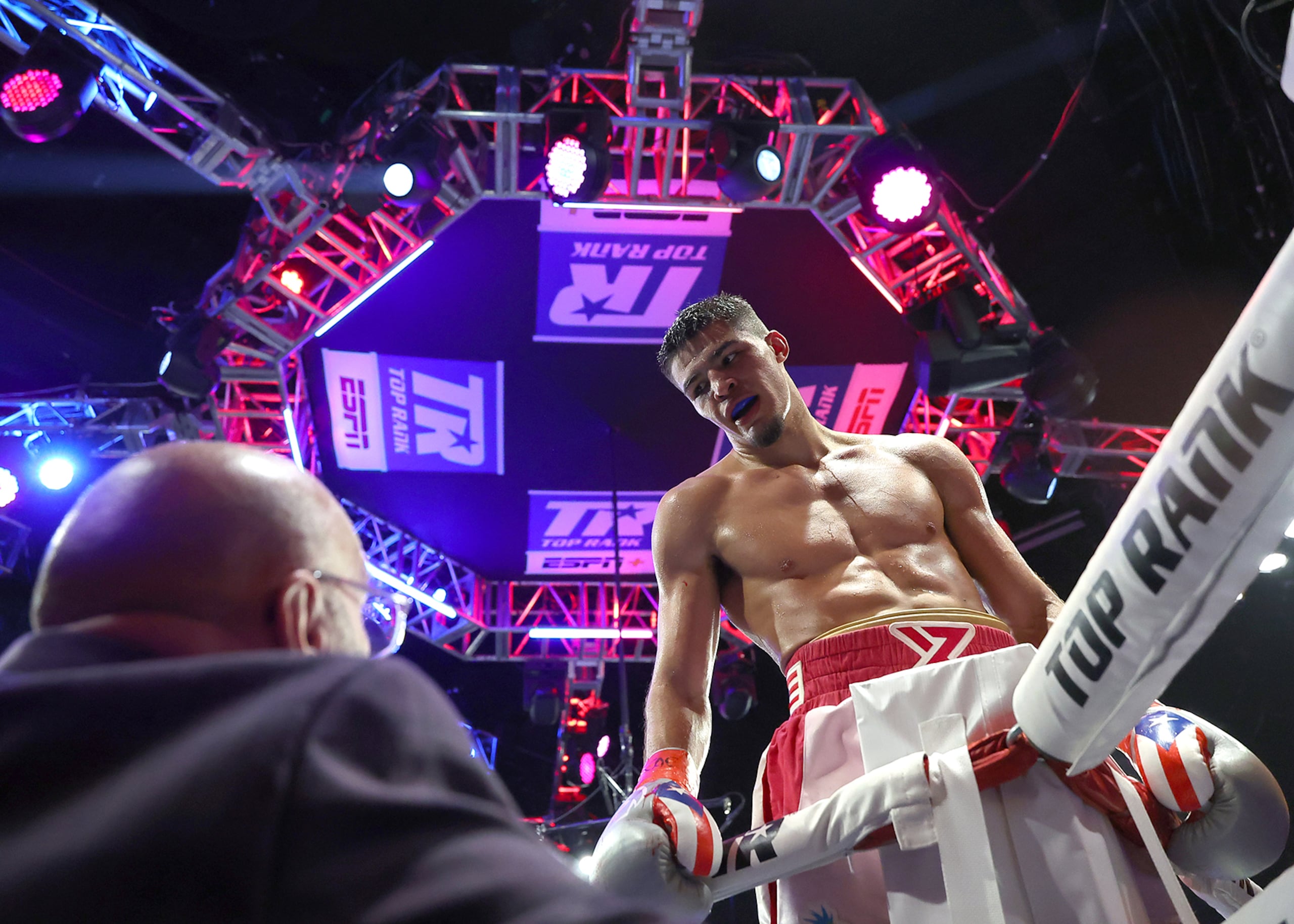 Xander Zayas en su enfrentamiento contra el alemán Slawa Spomer, a quien venció por nocaut técnico a los 2:01 del noveno asalto.