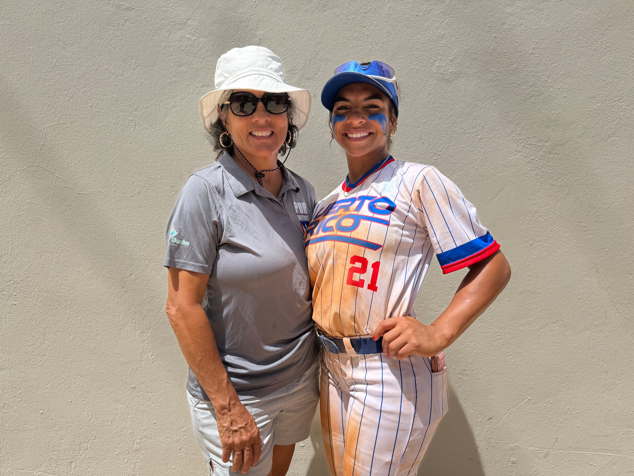 Eve Soto (izquierda) jugó con Puerto Rico en los Juegos de Santiago 1986. Ahora apoya desde las gradas a su hija, Kathyria García.