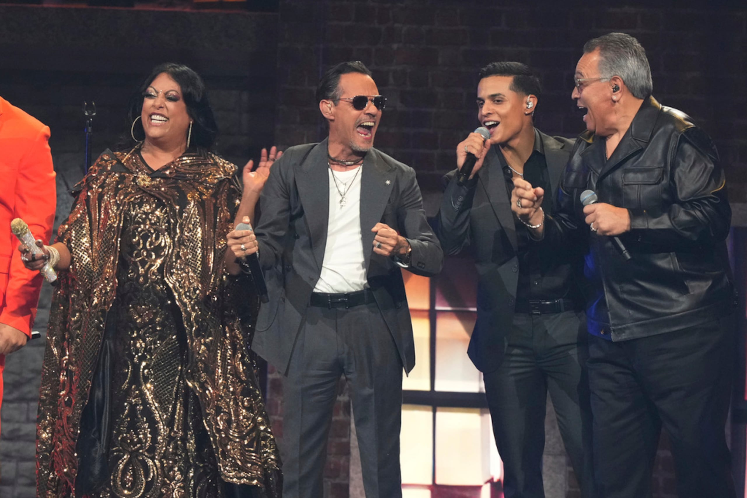 Marc Anthony hace un gesto después de su presentación en la ceremonia de los Latin Grammy, el 14 de noviembre de 2024, en Miami.