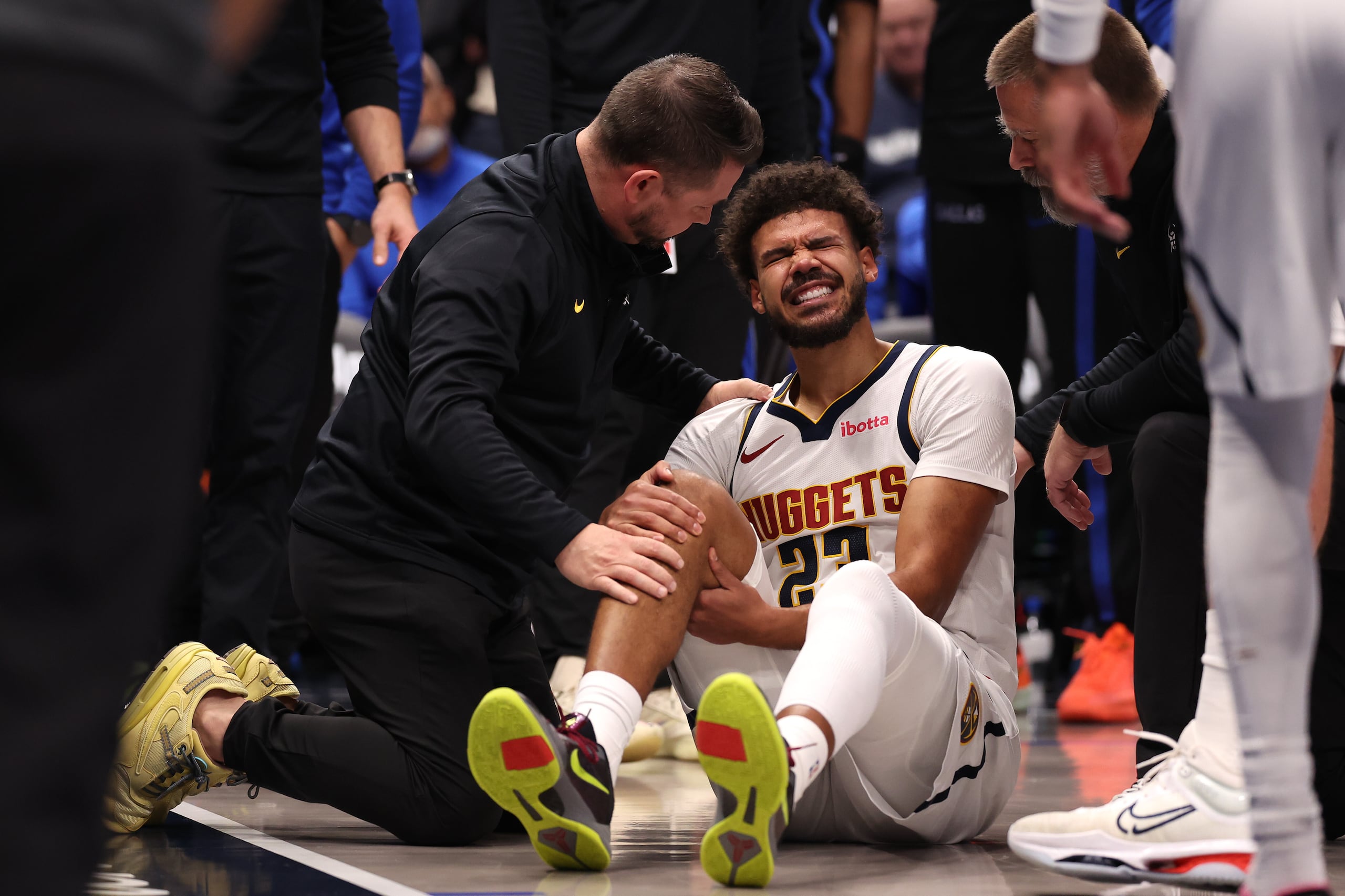 Cameron Johnson, de los Nuggets de Denver, se queja tras recibir un golpe durante el partido ante los Mavericks de Dallas, el martes 23 de diciembre de 2025.