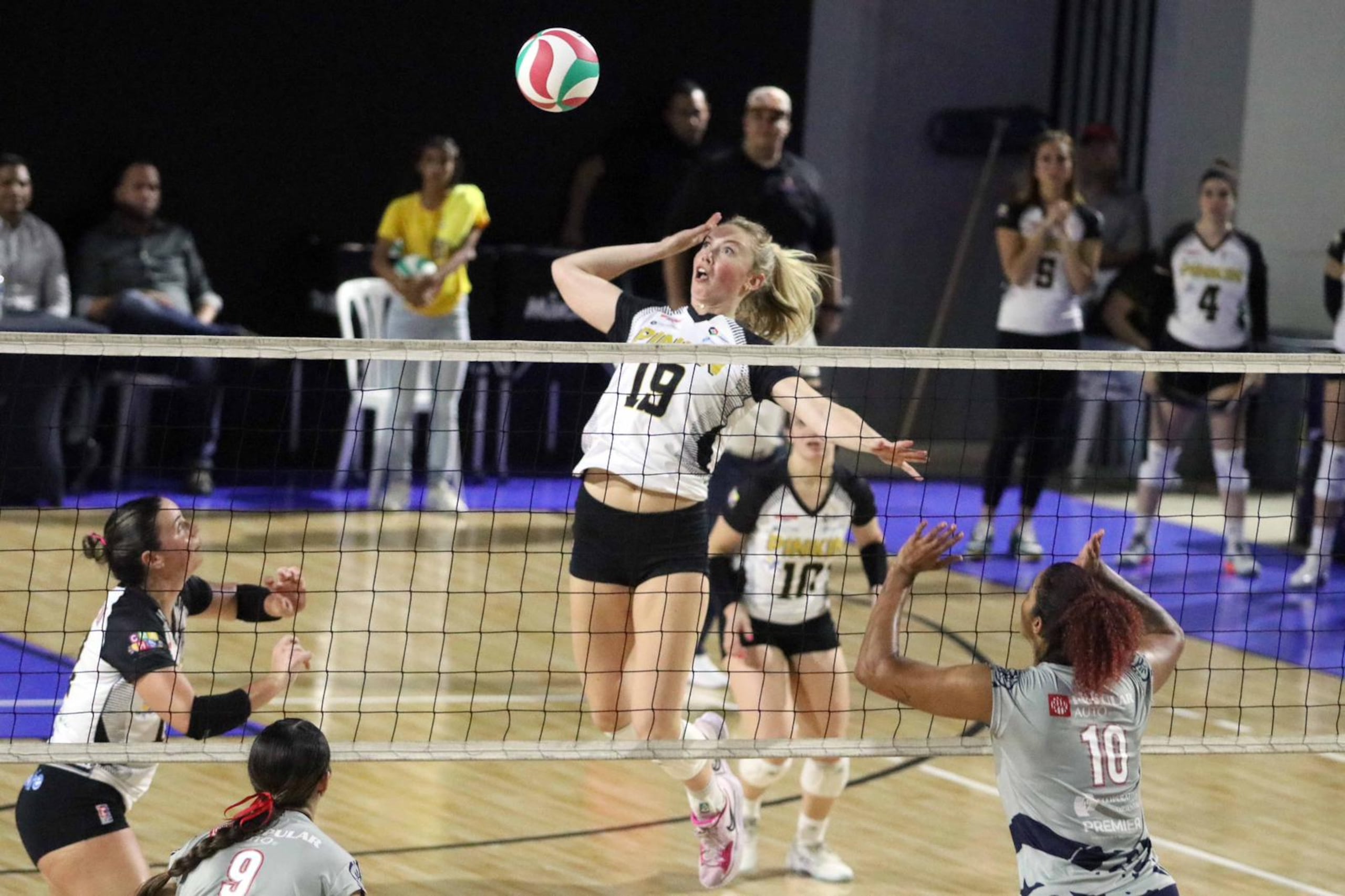 Emma Clothier remata el balón para uno de sus cinco puntos durante el partido contra las Criollas.
