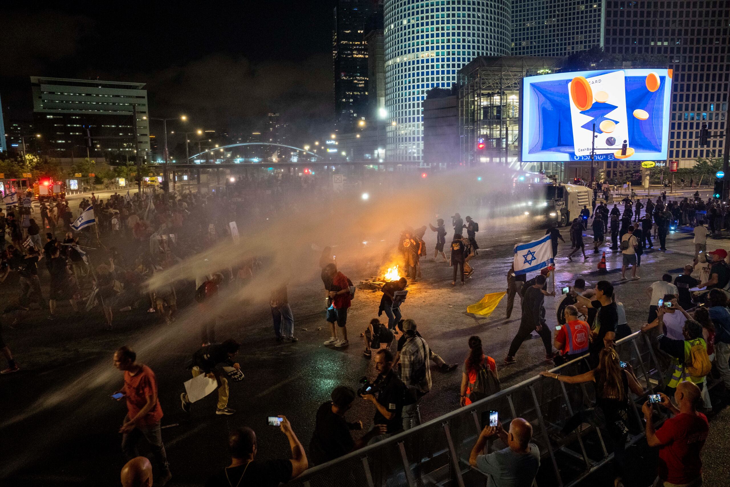 La policía israelí utiliza cañones de agua para dispersar a los manifestantes durante una protesta contra el gobierno del primer ministro, Benjamin Netanyahu.
