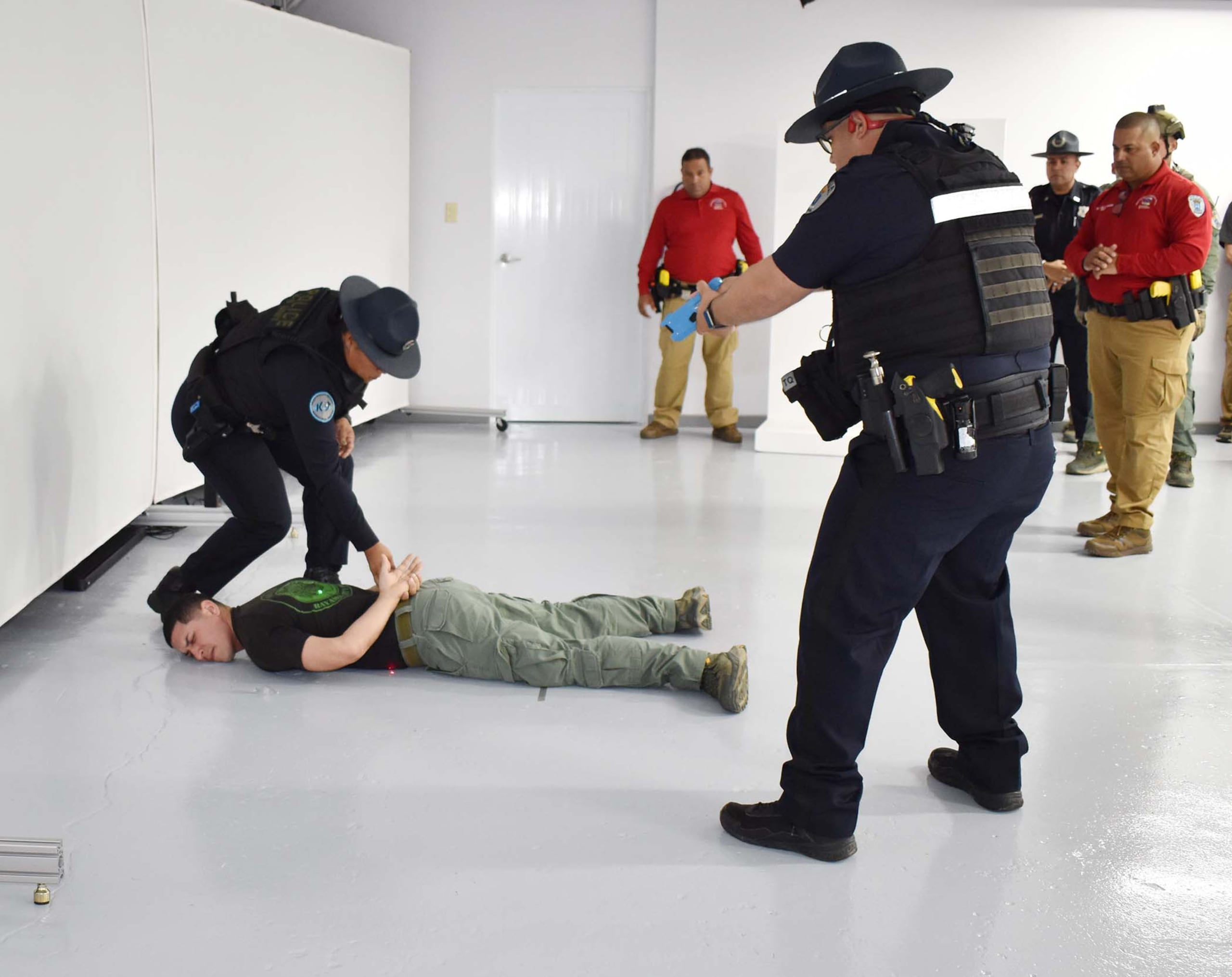 Otro de los beneficios del simulador es que permite a los agentes utilizar todo el equipo con el que cuentan en la actualidad, como pistolas Glock, rifles, “taser” linternas y hasta el gas pimienta.