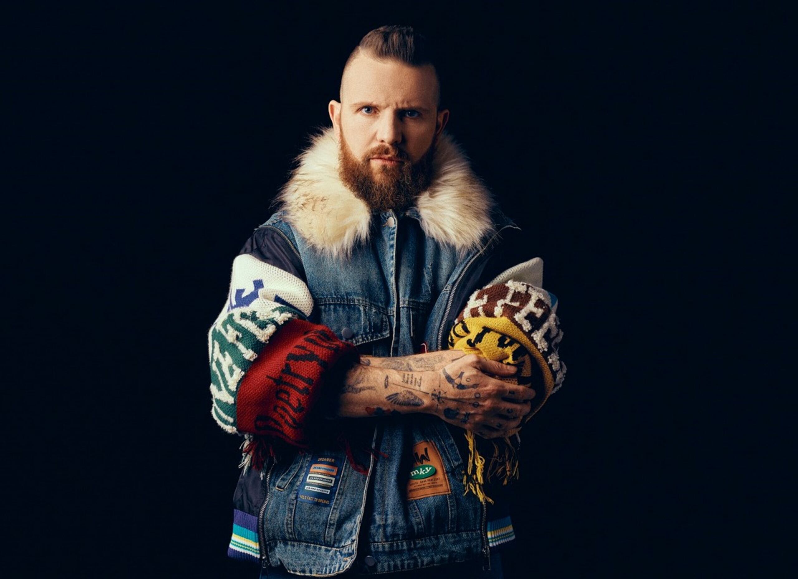 Cuenta con con más de 30 millones de seguidores en sus redes sociales.