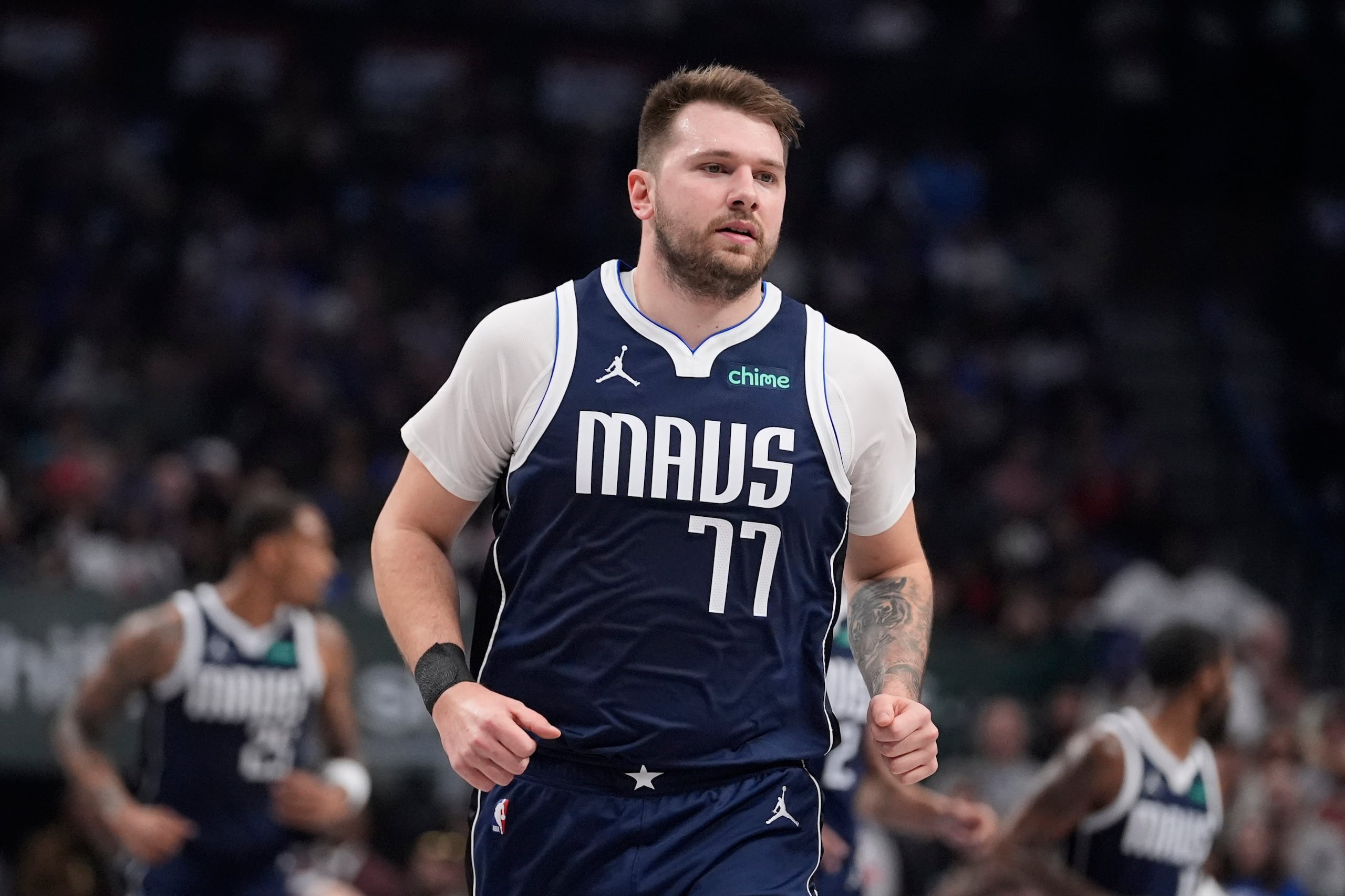 Luka Doncic, de los Mavericks de Dallas, durante la primera mitad del juego contra los Timberwolves de Minnesota el día de Navidad.