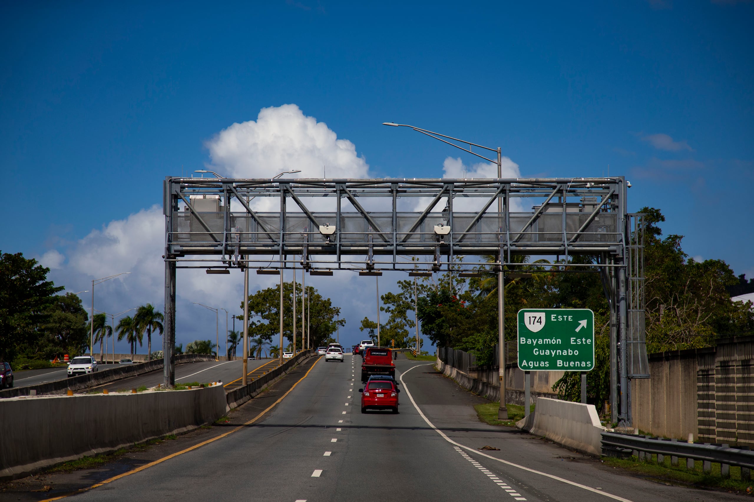 Vista del peaje existente en un tramo de la carretera PR-5 en Bayamon.