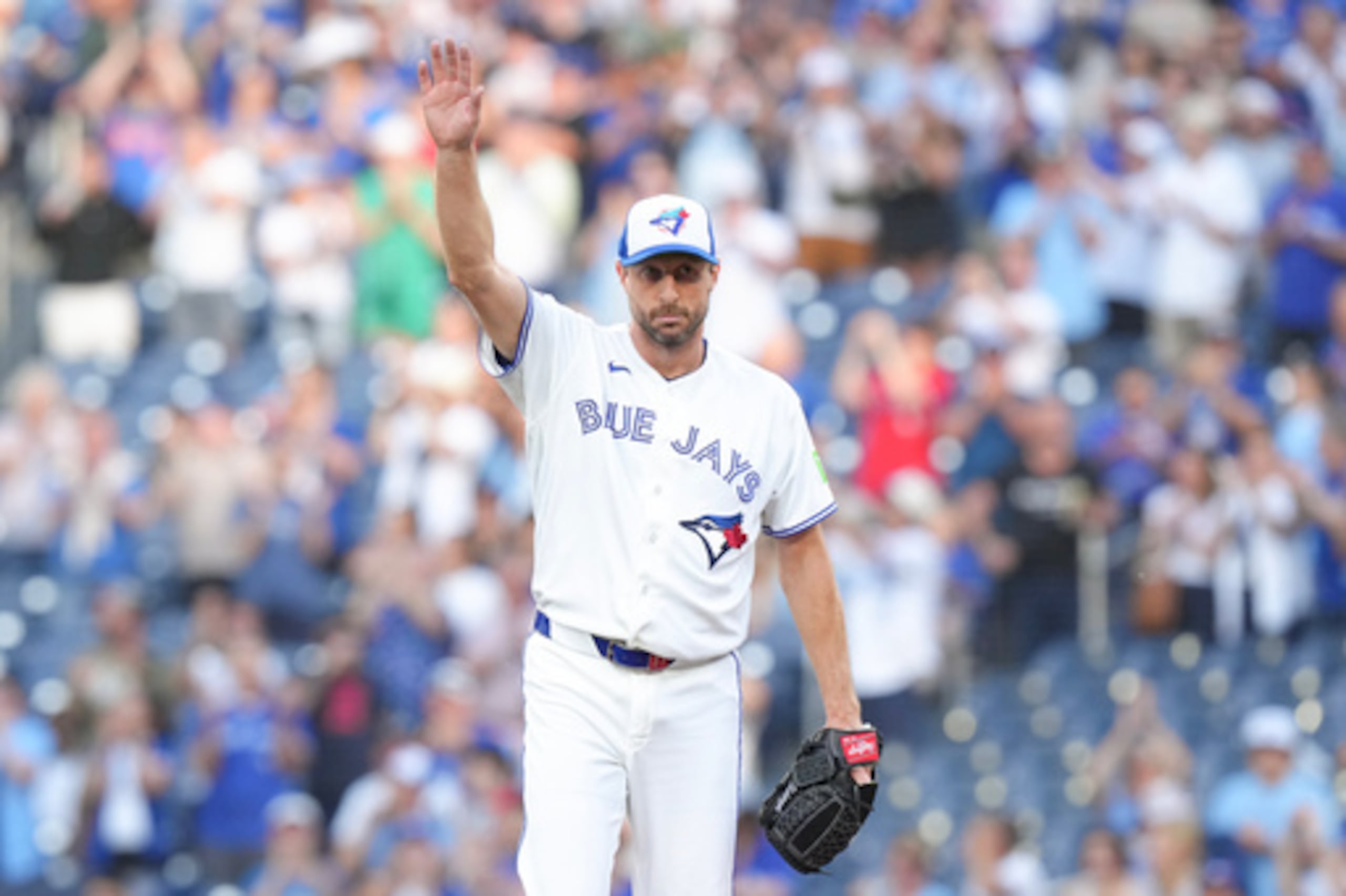 Max Scherzer (31), lanzador de los Azulejos de Toronto, reacciona tras ponchar al bateador designado de los Filis de Filadelfia, Kyle Schwarber (12), para alcanzar los 3.500 ponches durante la primera entrada del partido de béisbol de las Grandes Ligas, el miércoles 10 de junio de 2026, en Toronto. (Chris Young/The Canadian Press vía AP)