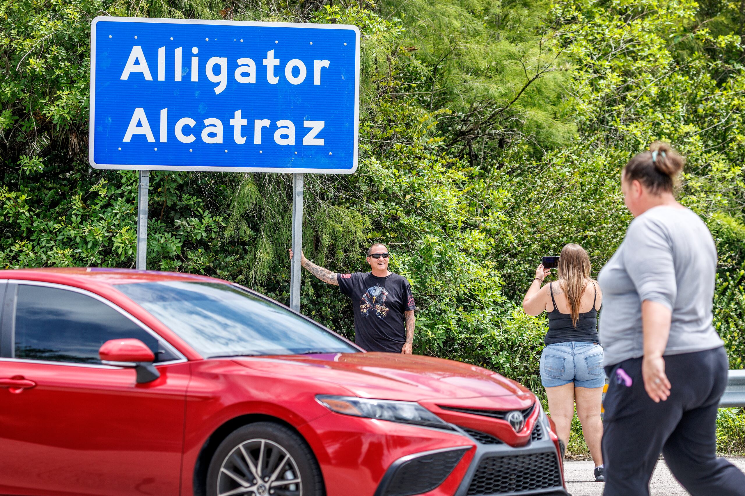 Defensores de los derechos civiles y grupos ecologistas han presentado demandas contra las instalaciones de los Everglades, donde los detenidos alegan que se les ha obligado a pasar sin comida y atención médica adecuadas, entre otras.