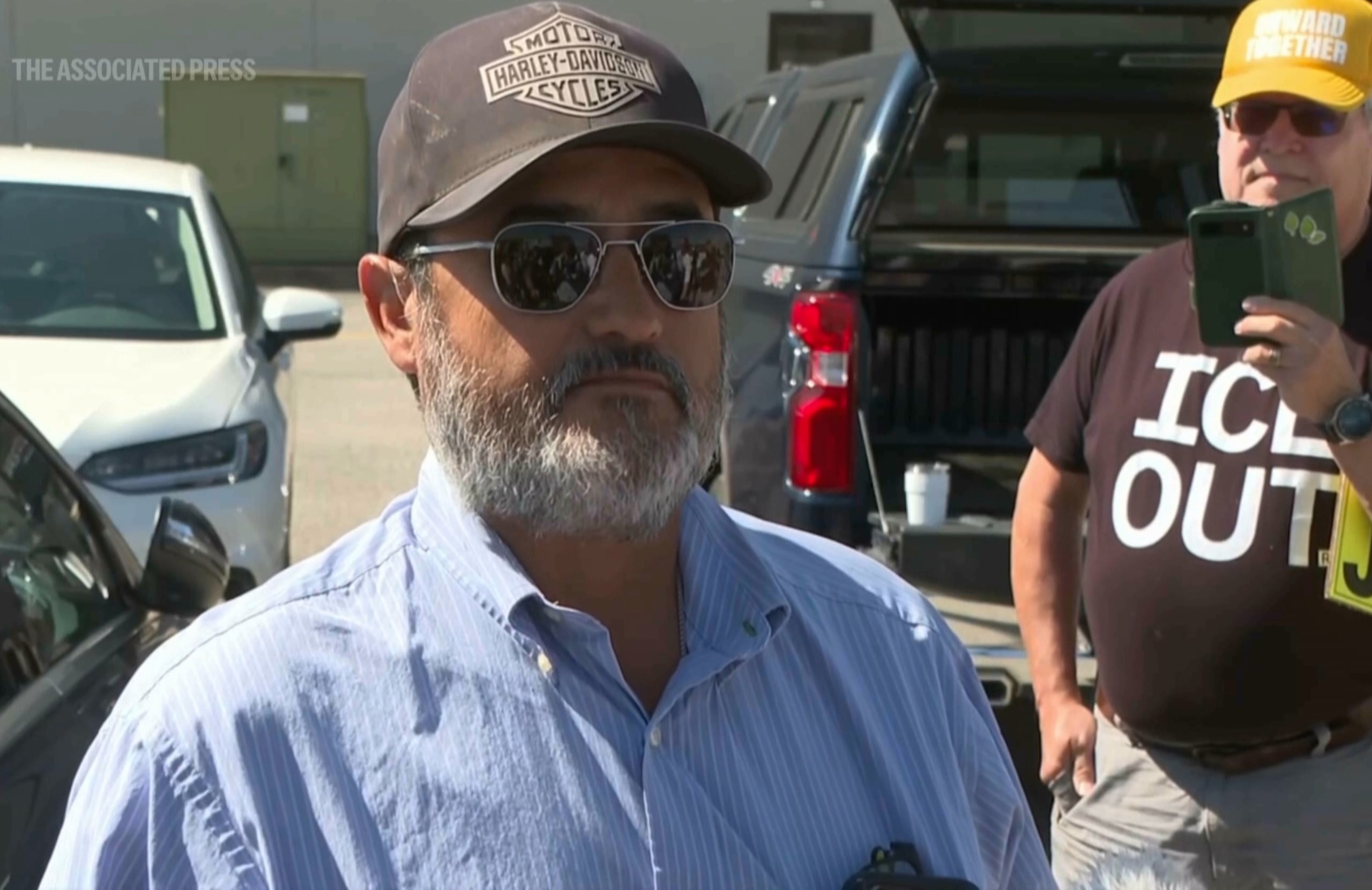 Esta imagen, tomada de un video de KAKE, muestra al exalcalde de Coldwater, Joe Ceballos, hablando con periodistas frente a una oficina del Servicio de Inmigración y Control de Aduanas, en Wichita, Kansas, el miércoles 13 de mayo de 2026. (KAKE vía AP)