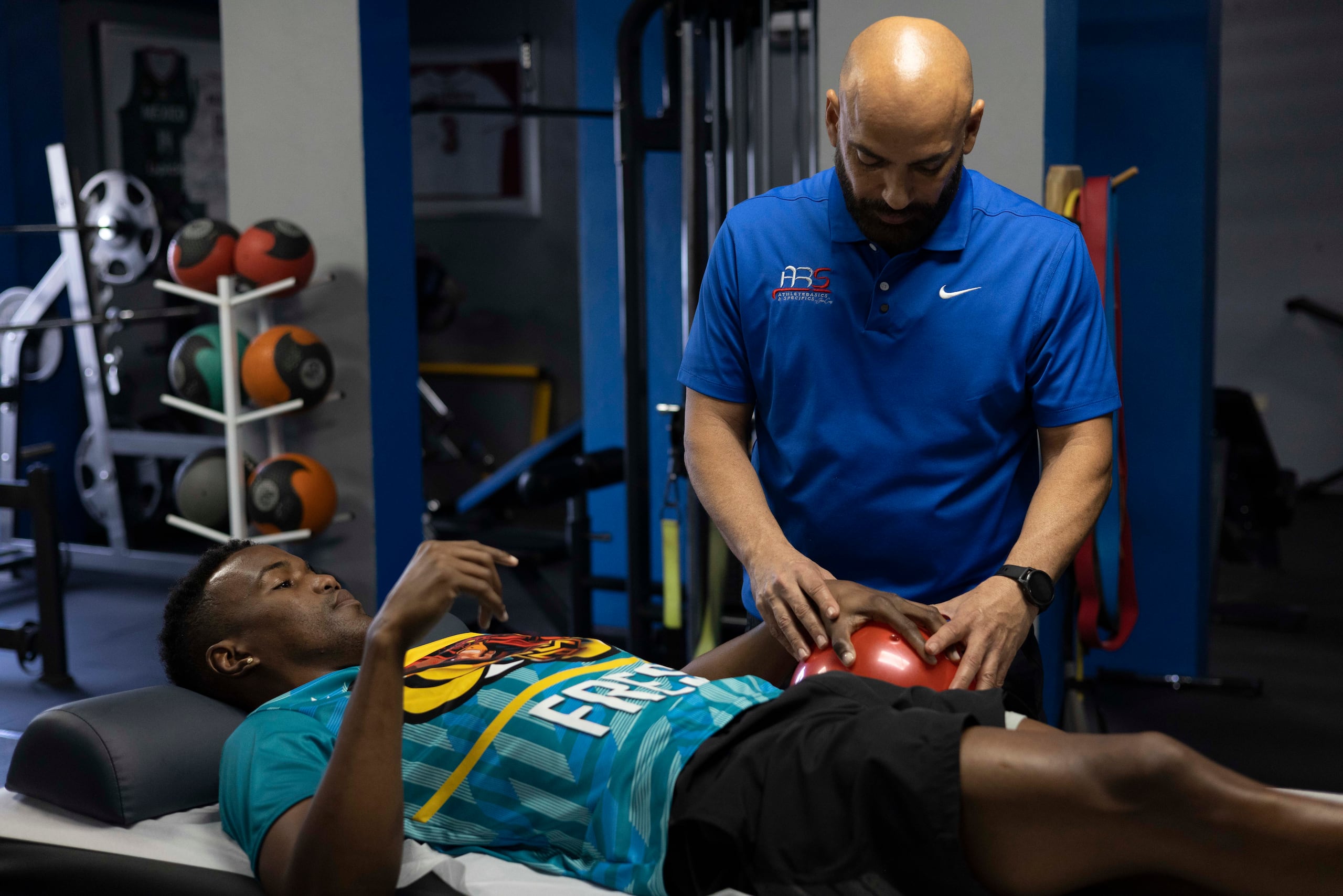 Subriel Matías realiza un ejercicio para fortalecer la mano izquierda.