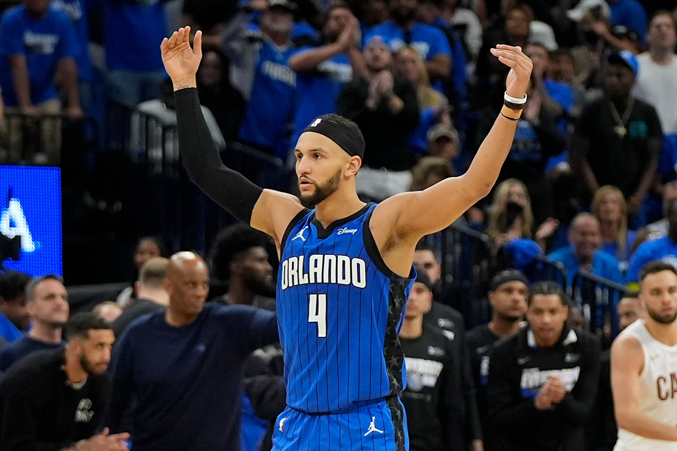 Jalen Suggs, base del Magic de Orlando, festeja en el sexto partido de la serie de playoffs.