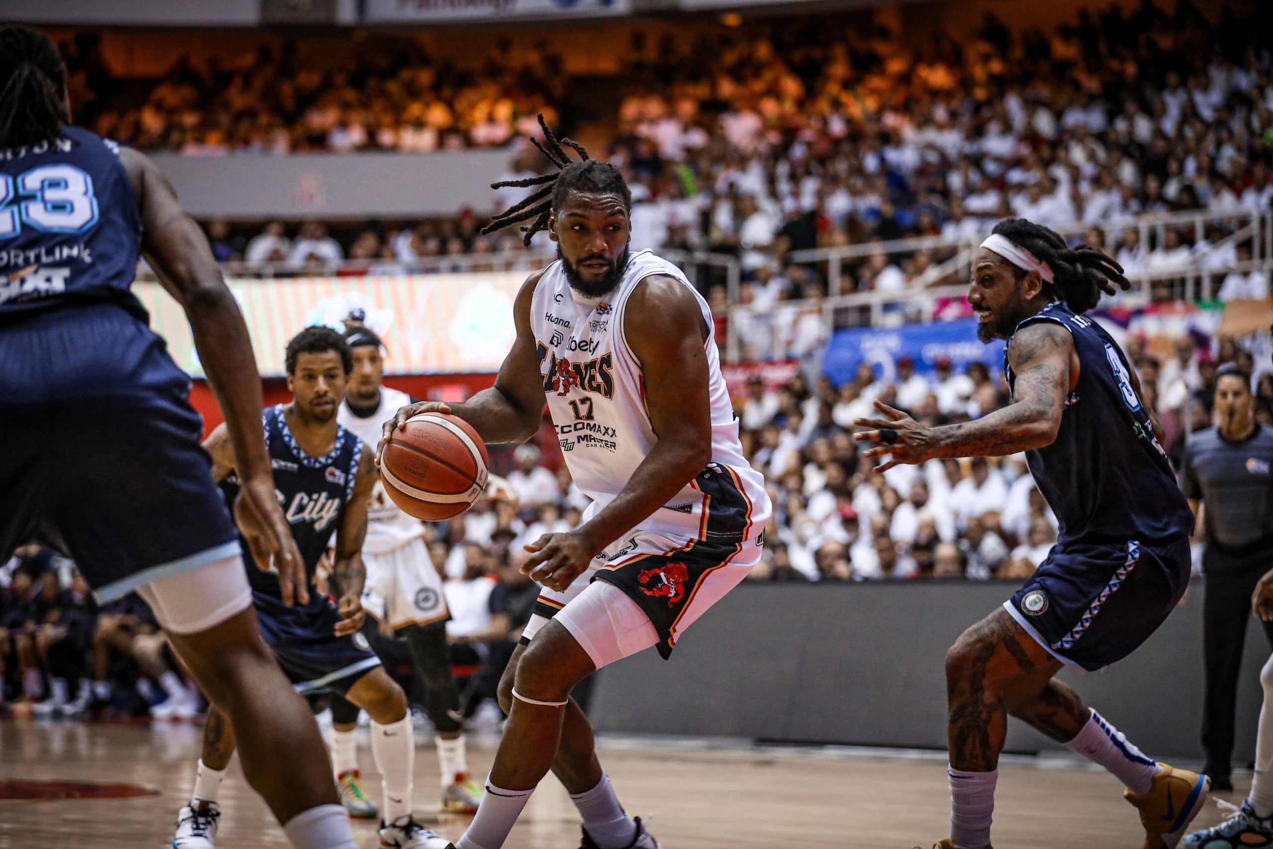 Kenneth Faried (con el balón) debutó con los Leones en la serie contra los Mets de Guaynabo.