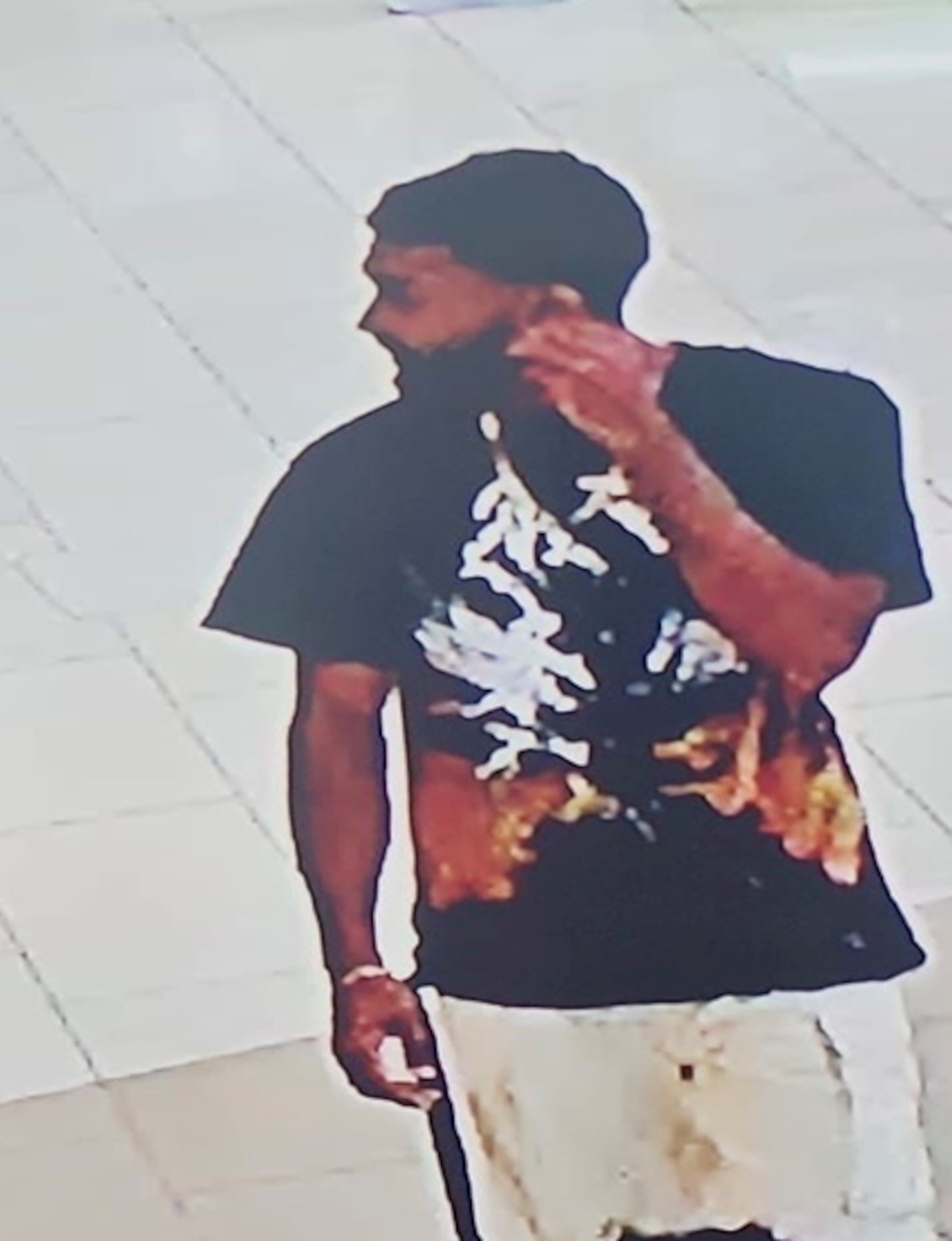 Las autoridades buscan a este hombre que es sospechoso de cometer un robo en el estacionamiento de The Mall of San Juan.
