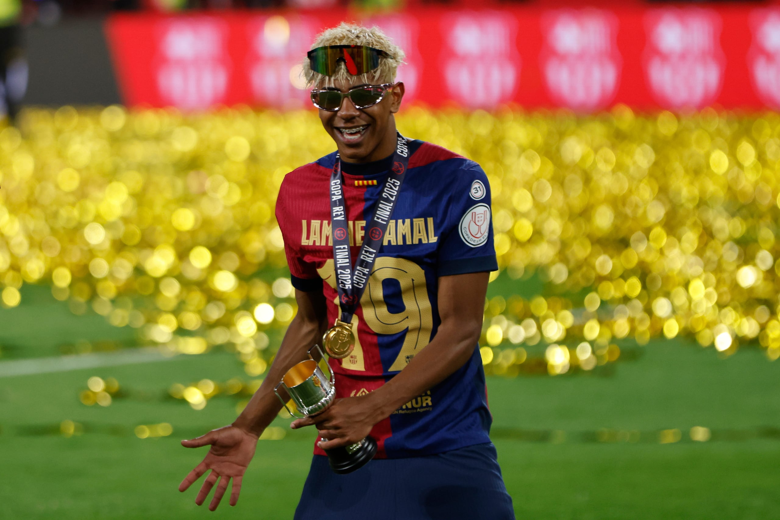 Lamine Yamal del Barcelona celebra tras la victoria ante el Real Madrid en la final de la Copa del Rey, el domingo 27 de abril de 2025.