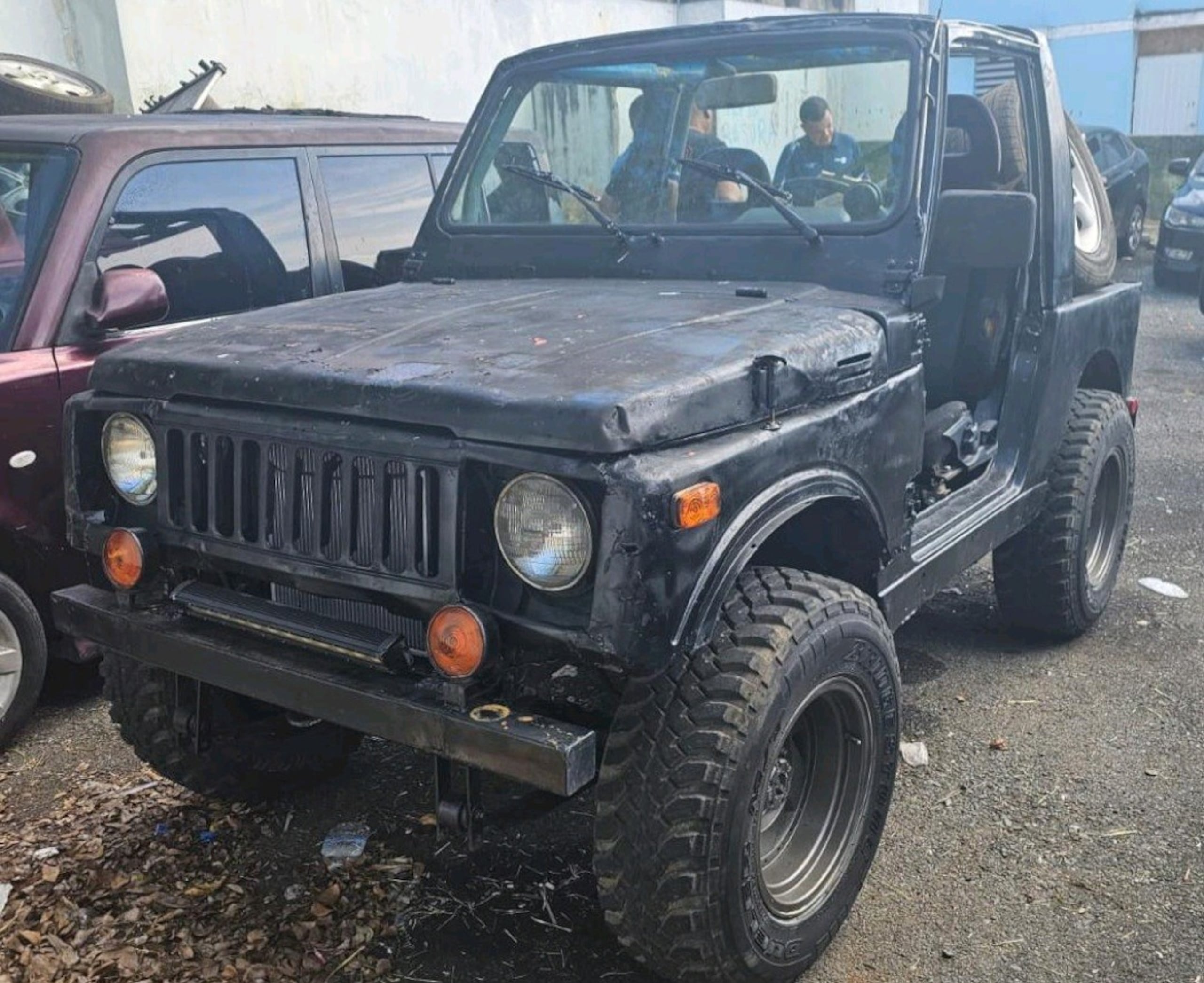 El vehículo Suzuki Jimny, color negro y del año 1986, tenía removidos los números de identificación impresos por el fabricante.