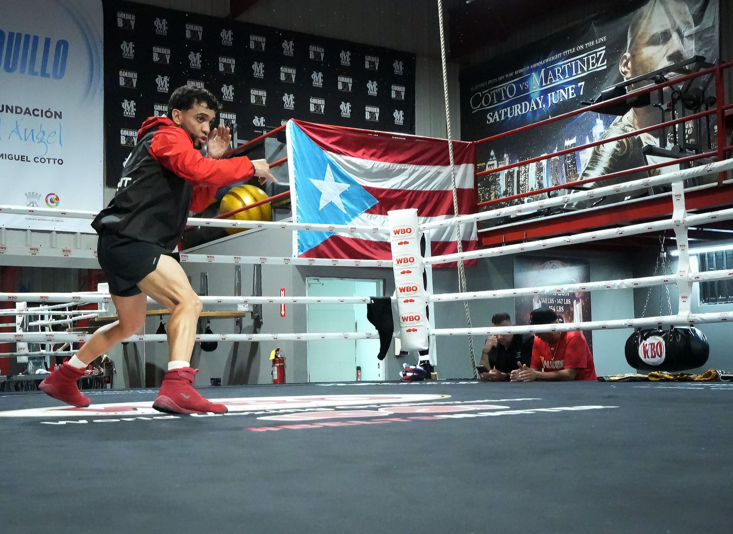 Oscar Collazo en un entrenamiento público en el gimnasio Miguel Ángel Cotto Carrasquillo en Caguas.