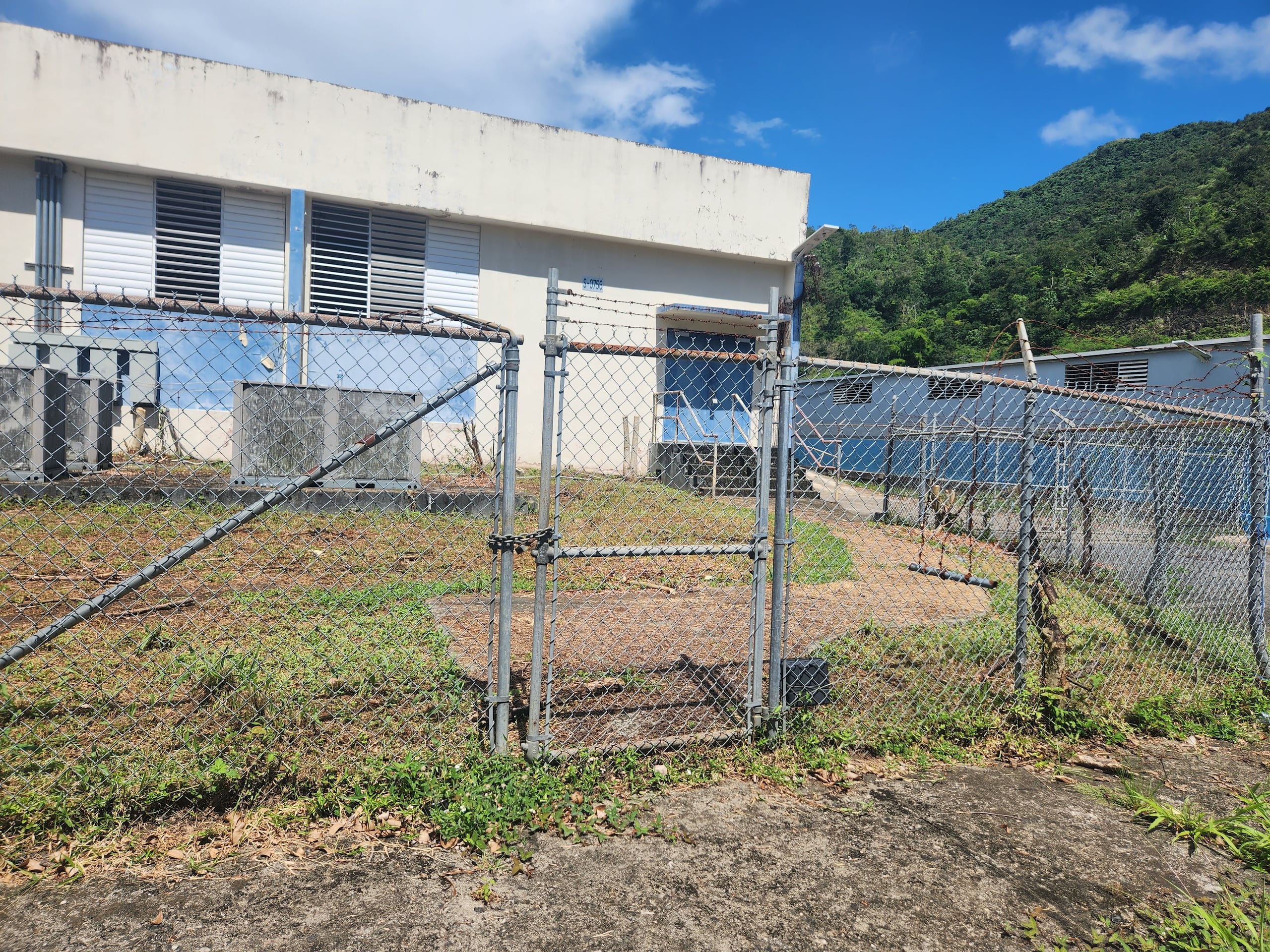 Varias estructuras con potencial comercial permanecen cerradas en este pueblo.