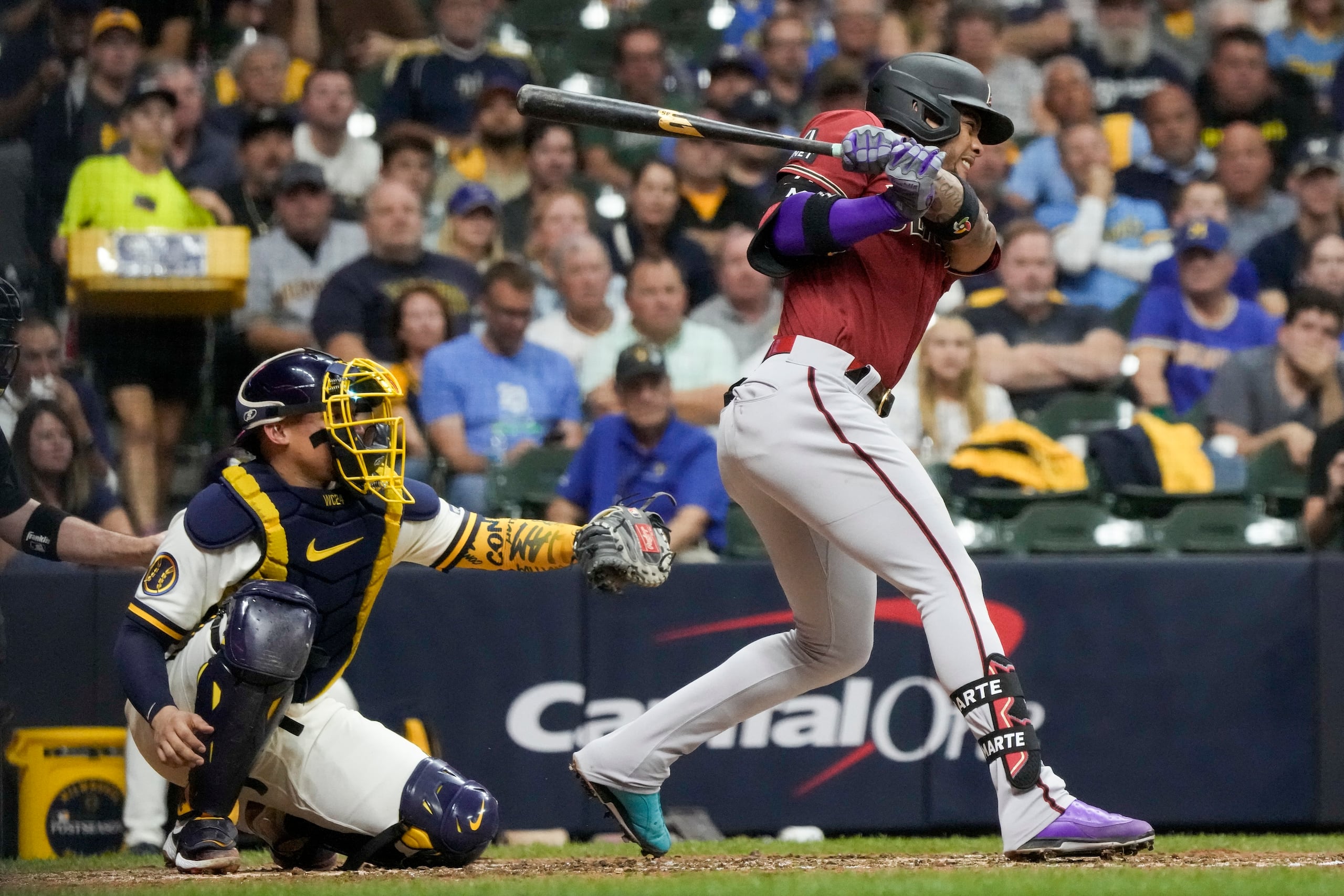Ketel Marte, de los Diamondbacks de Arizona, batea un imparable productor de dos carreras durante la sexta entrada.