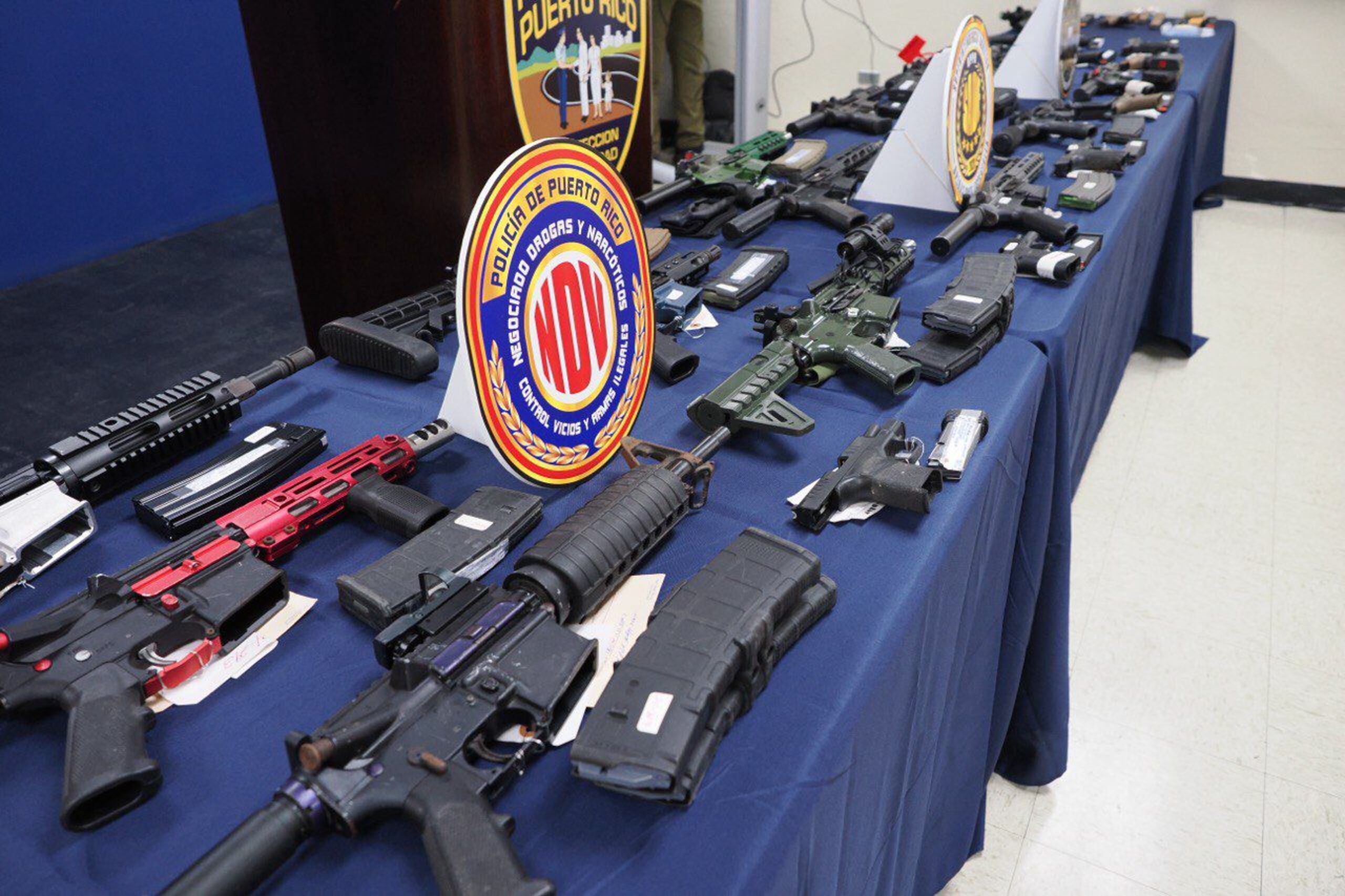 30 armas de fuego fueron ocupadas durante el operativo encubierto Alto Calibre, que culminó con el arresto de 13 personas y la ocupación de una pistola vinculada al crimen del sargento Eliezer Ramos Vélez.