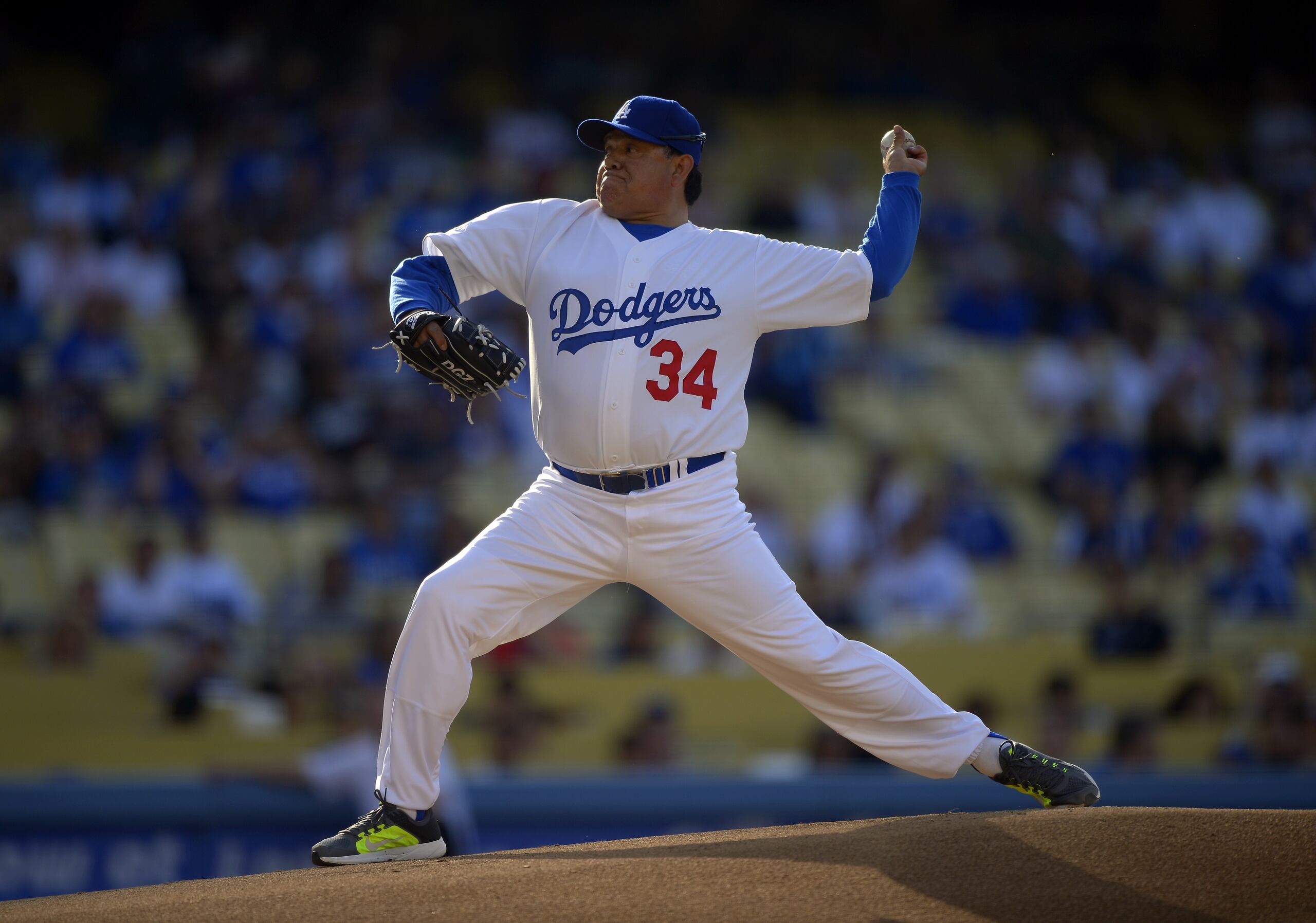 Fernando Valenzuela lanza durante un partido amistoso de veteranos en 2013 en el Dodger Stadium.