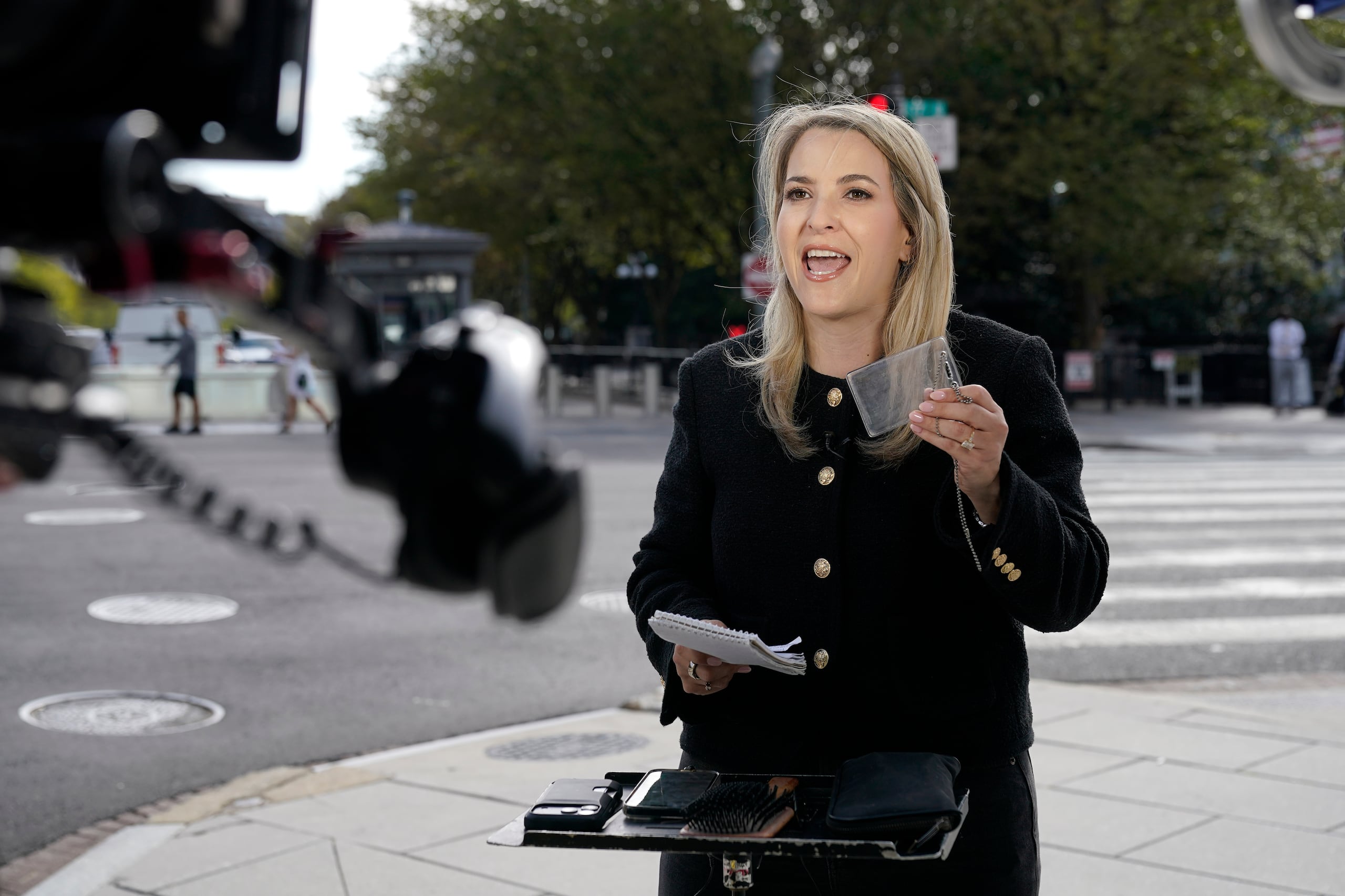 Betsy Klein, reportera de CNN, dijo que su credencial fue desactivada y confiscada, y solo le devolvieron la funda de plástico transparente.