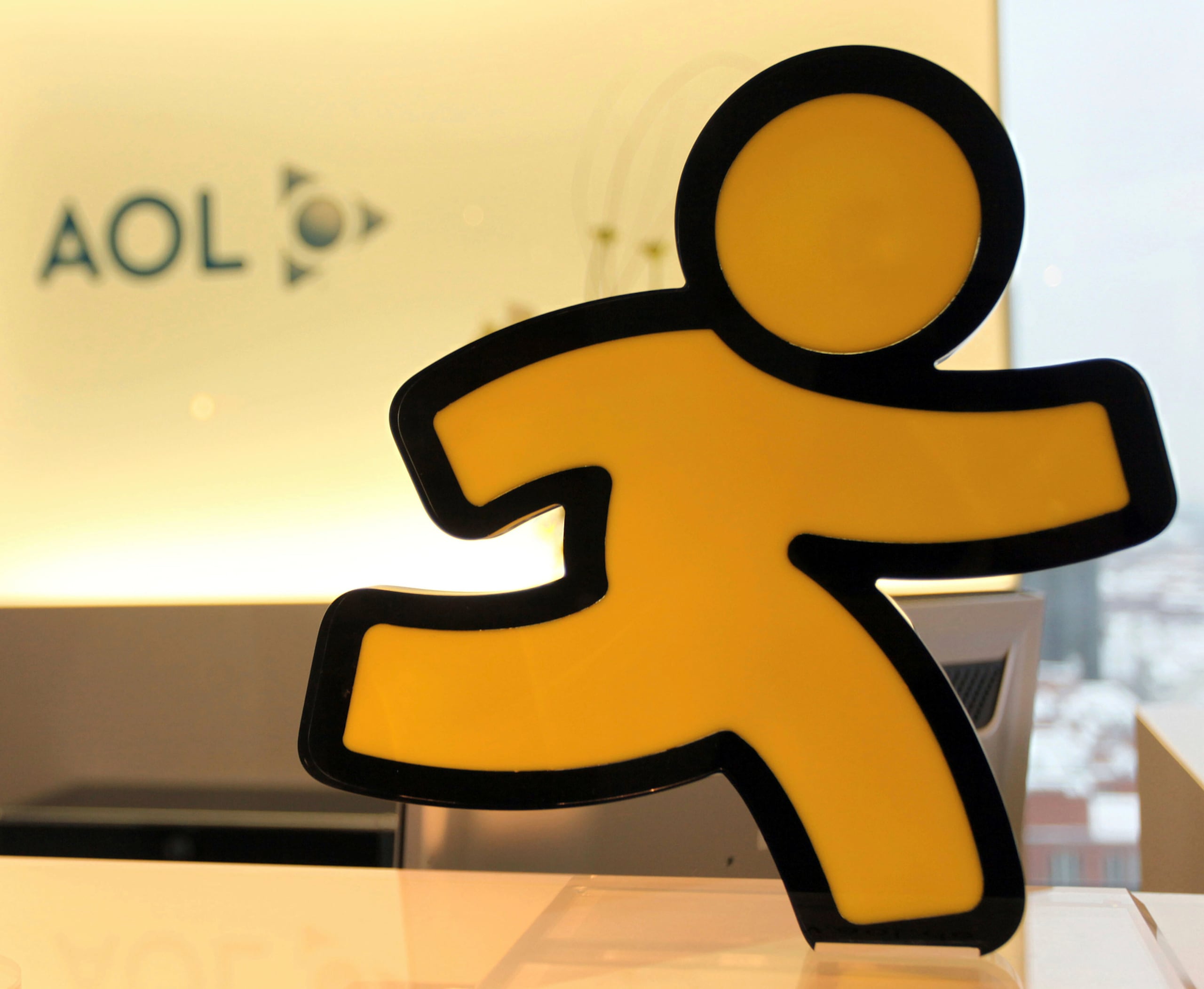 El logo de AOL en la oficina de la compañía, el 12 de enero de 2010, en Hamburgo, Alemania. (AP Foto/Axel Heimken, Archivo)