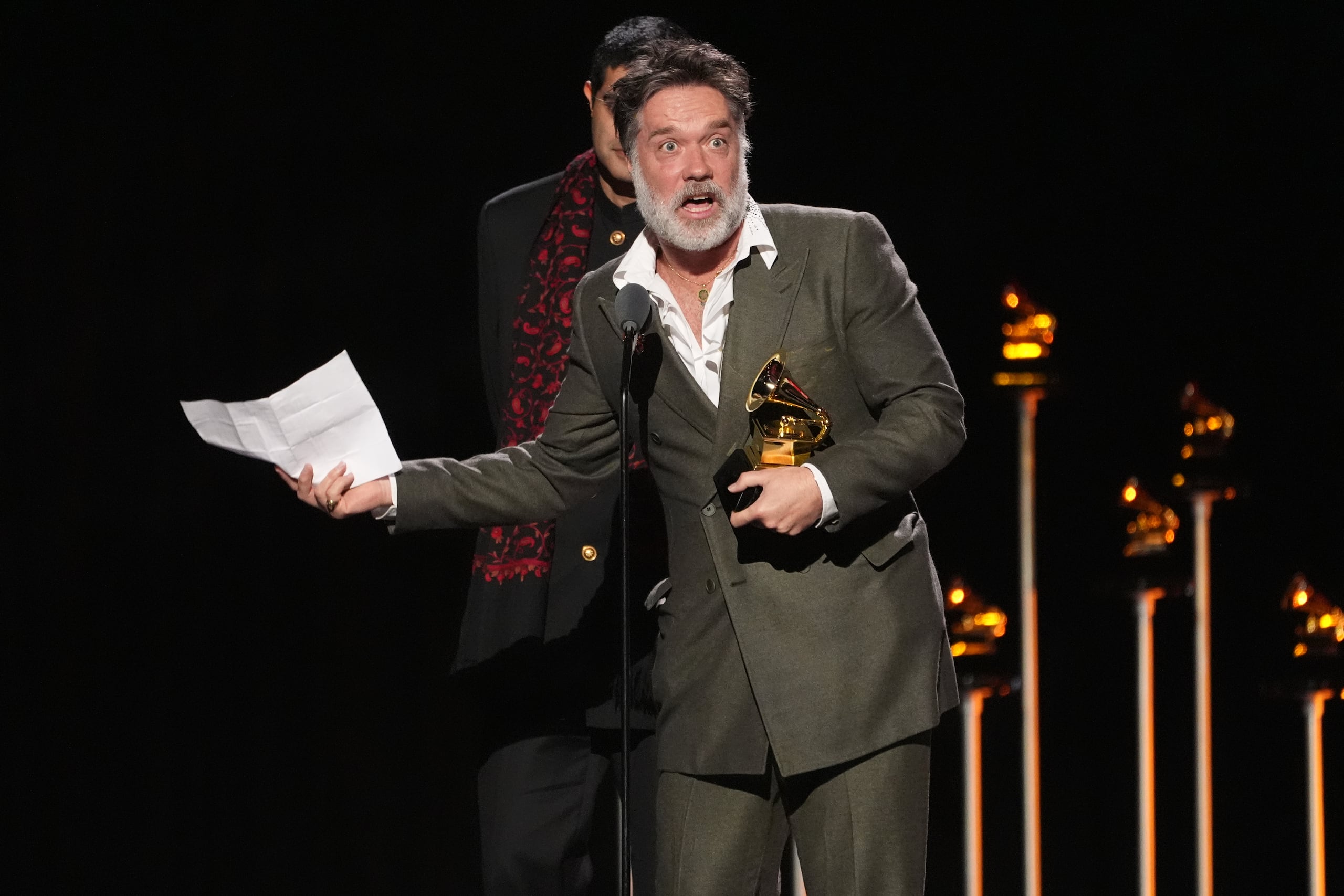 Rufus Wainwright acepta el premio al mejor audiolibro, narración y grabación de cuentos por "Meditations: The Reflections of His Holiness The Dalai Lama" en nombre del Dalai Lama durante la 68.a edición anual de los Premios Grammy, el domingo 1 de febrero de 2026, en Los Ángeles. (Foto AP/Chris Pizzello)