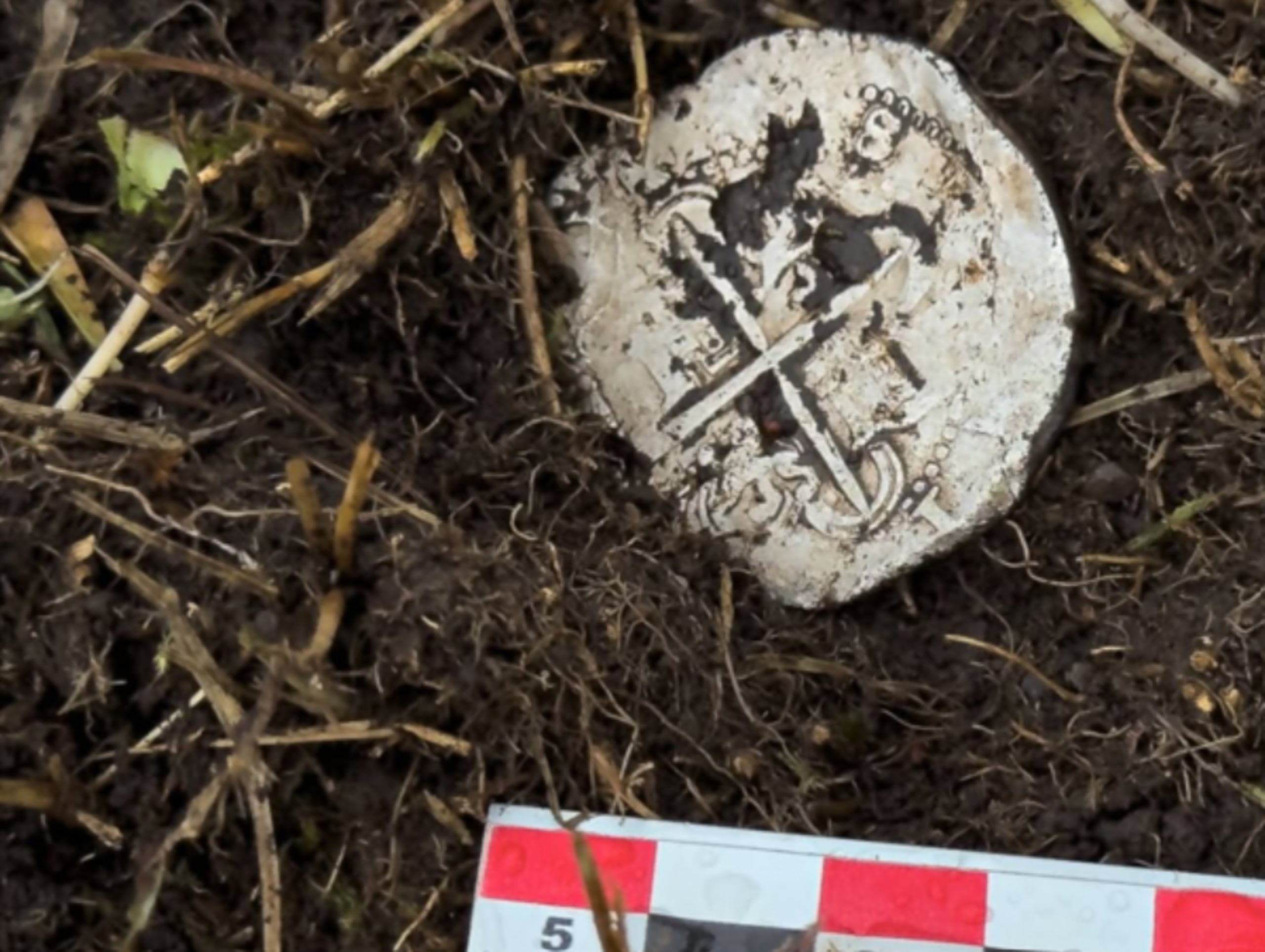 La evidencia “in situ” permite vincular directamente los testimonios documentales con el terreno.