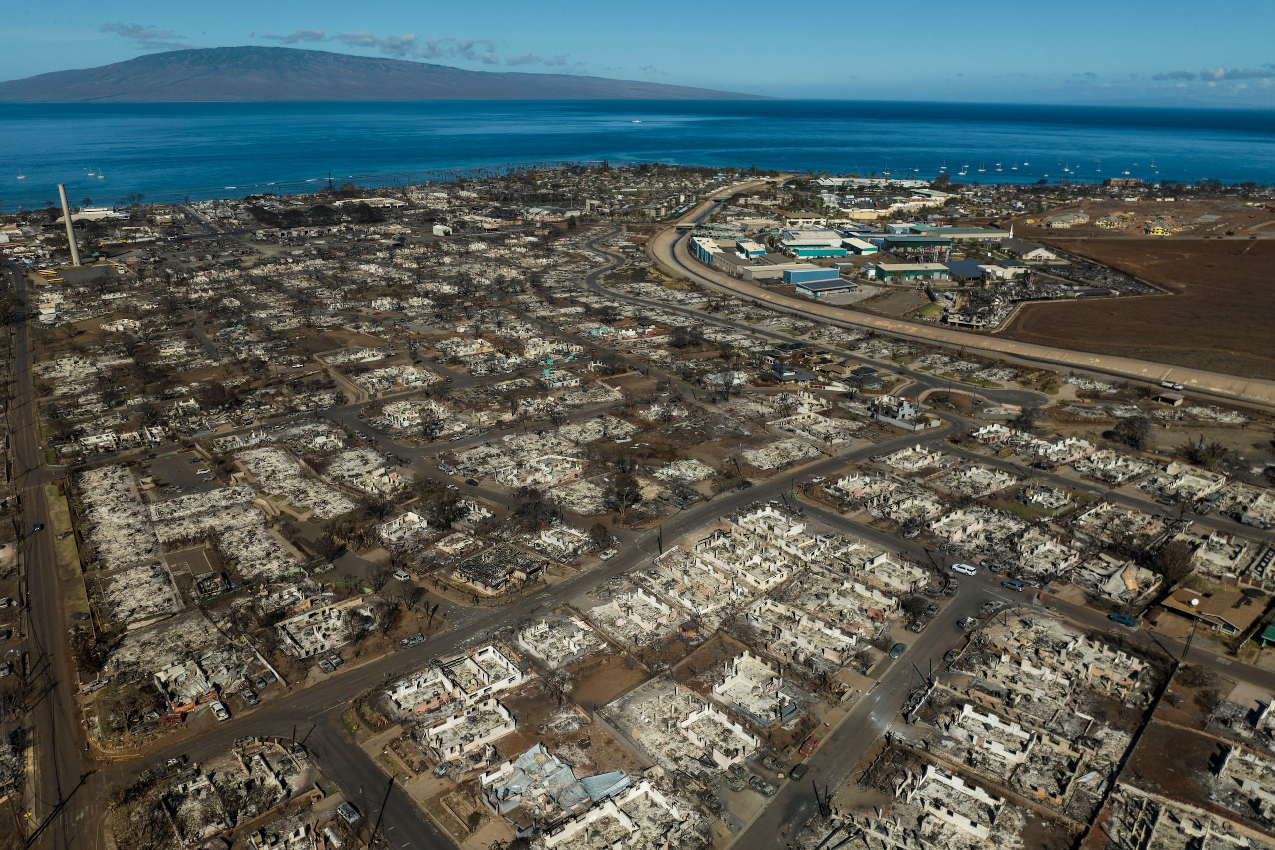 Una zona afectada por incendios se ve en Lahaina, Hawai.