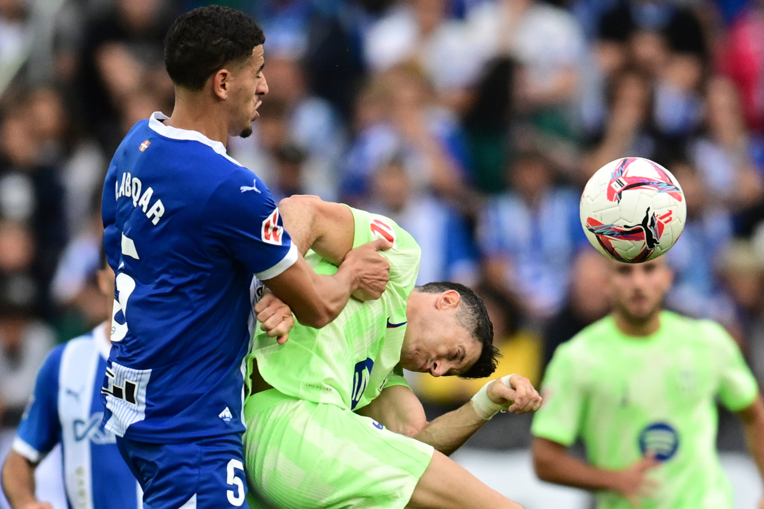 Robert Lewandowski, derecha, lucha este balón ante Abdel Abqar, en el partido de este domino entre Barcelona y Alavés en a La Liga.